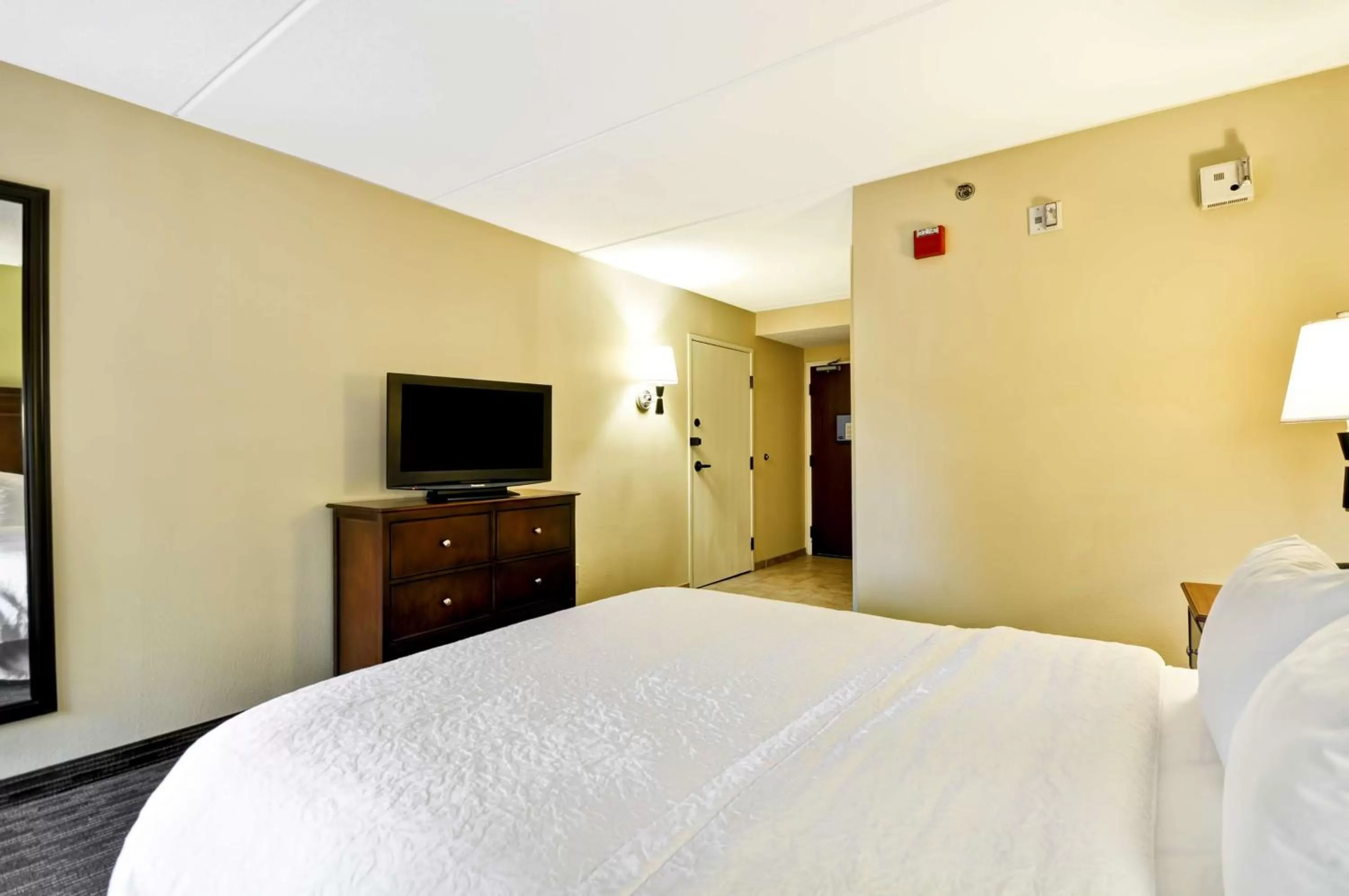 Queen Room with Roll In Shower - Disability Access Non-Smoking in Hampton Inn Cleveland-Westlake