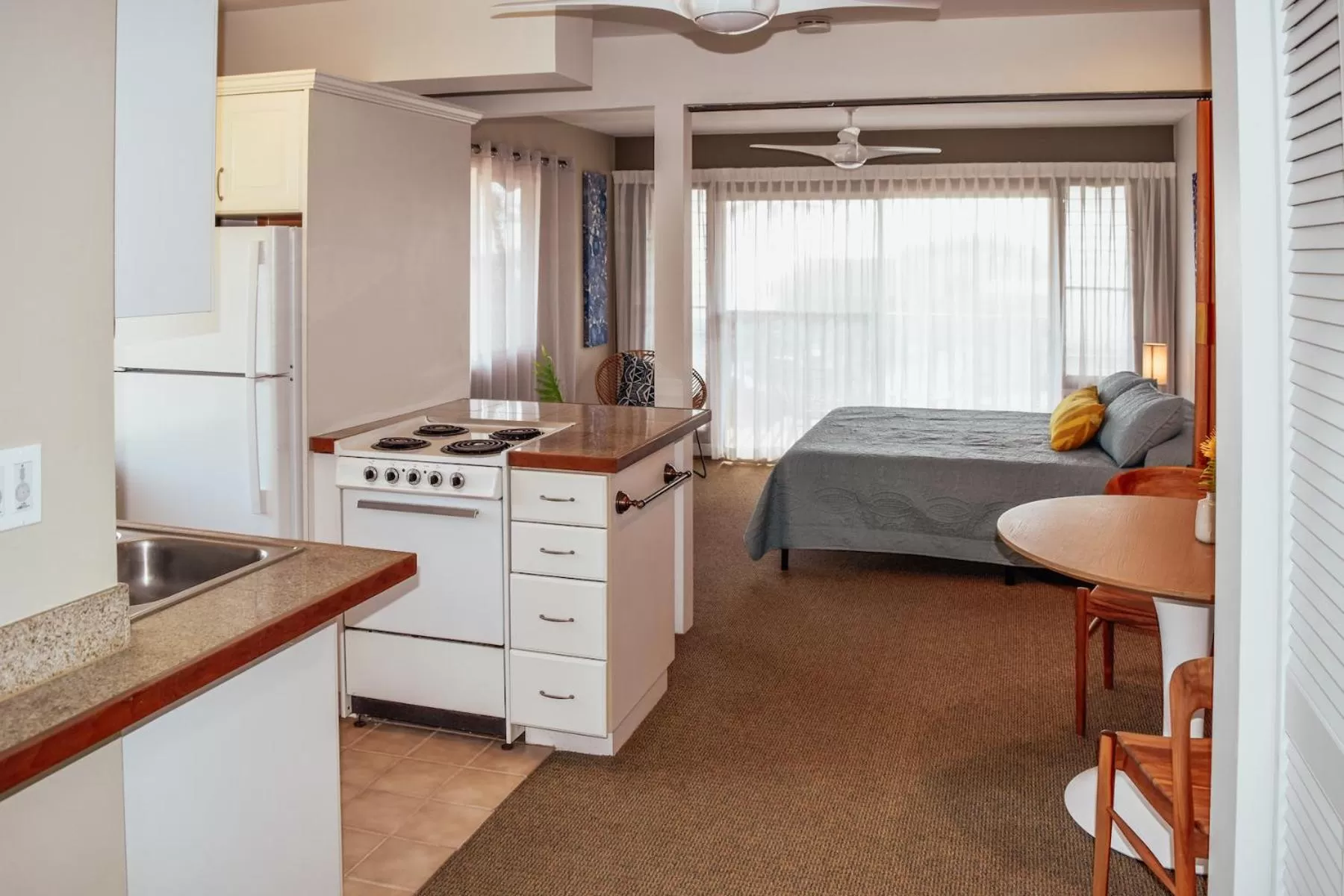 Kitchen or kitchenette, Bed in Napili Village Hotel