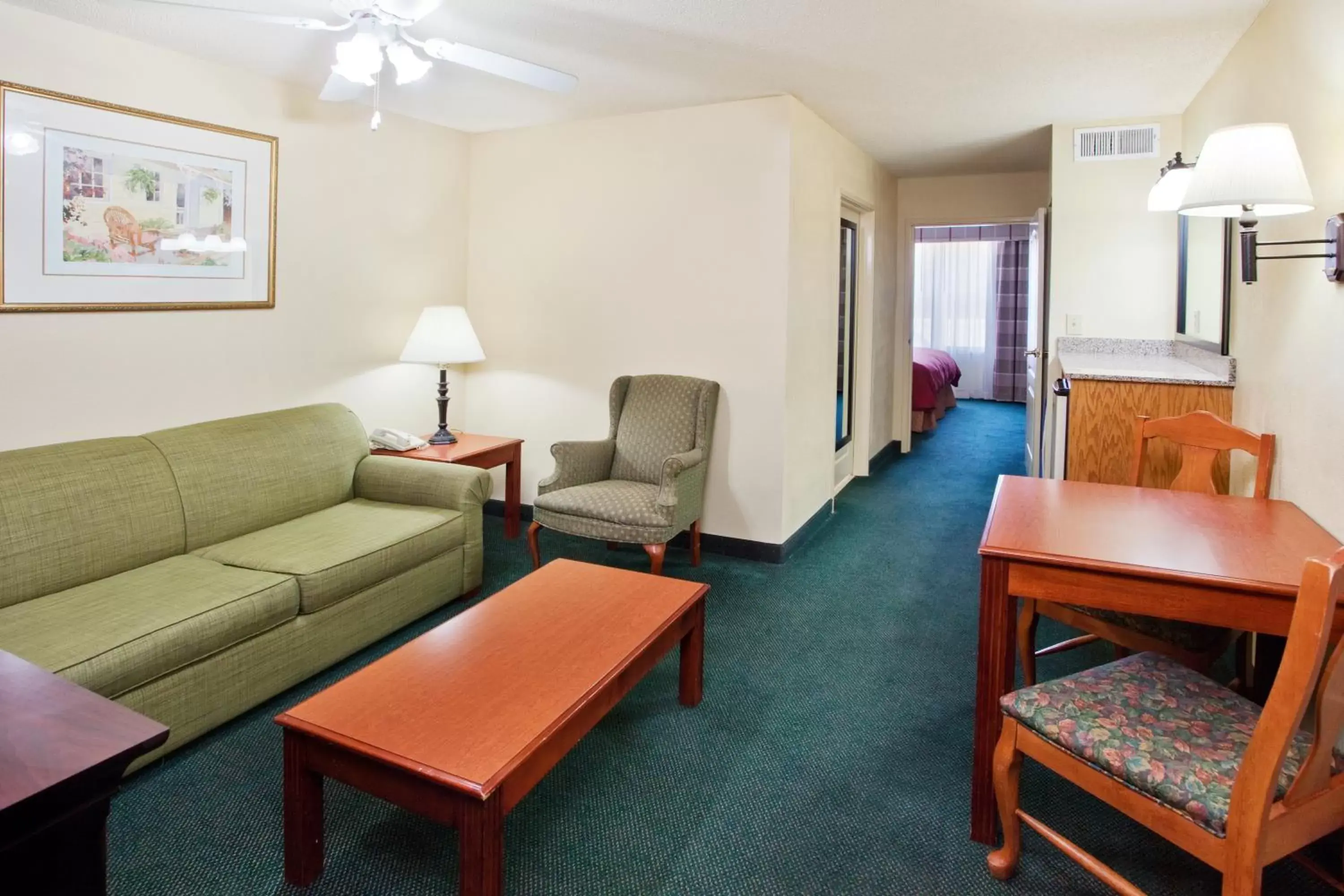 Living room, Seating Area in Country Inn & Suites by Radisson, Hiram, GA