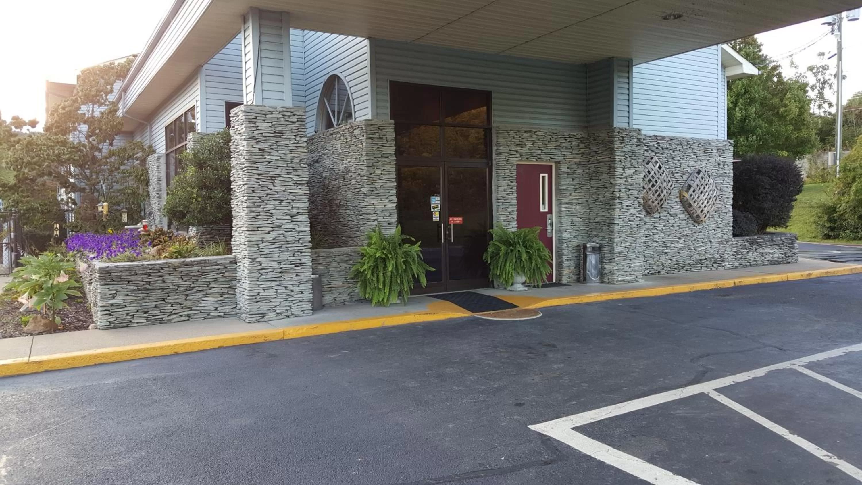 Property building in Americourt Hotel - Mountain City