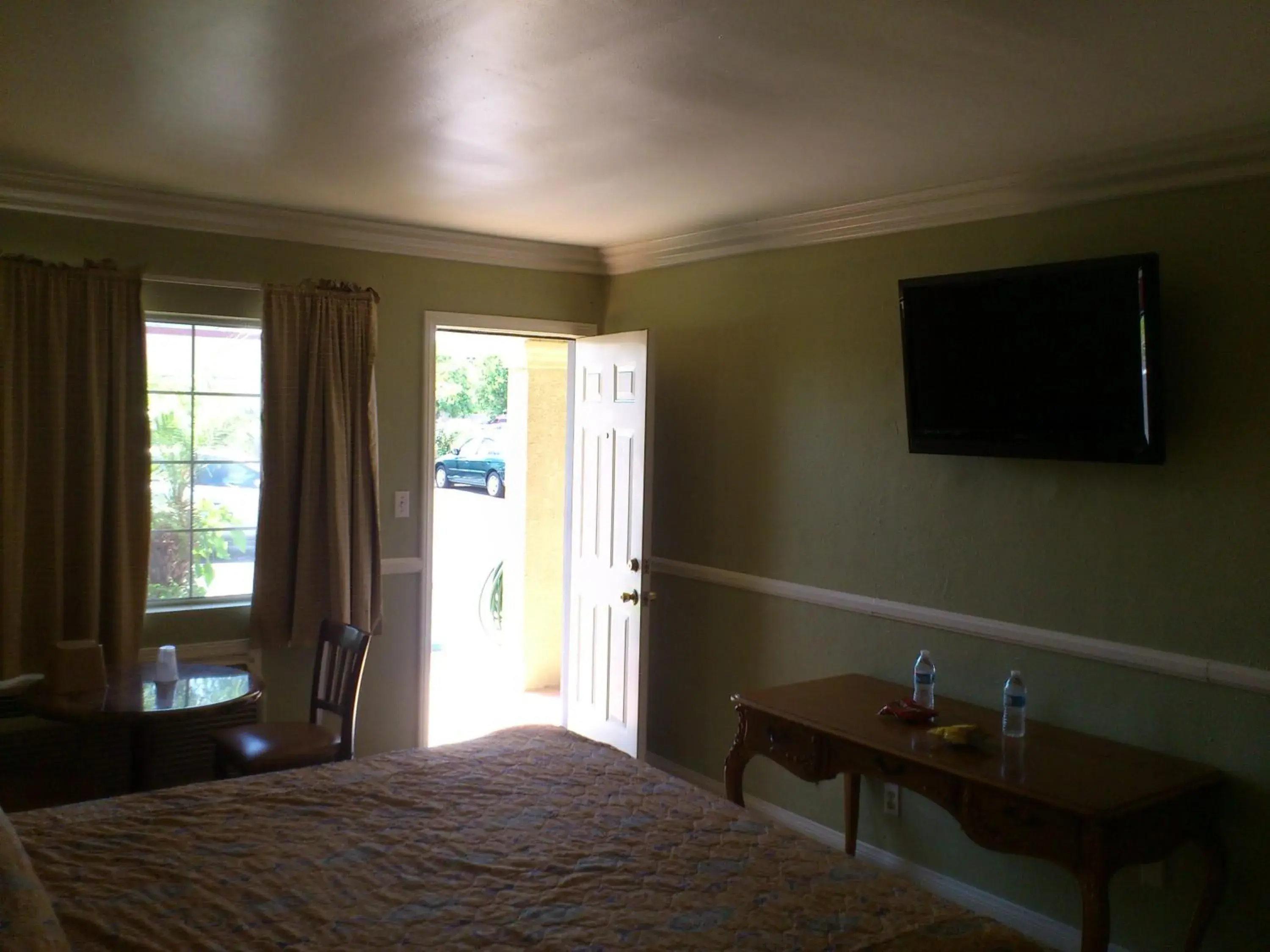 Photo of the whole room, TV/Entertainment Center in Santa Ana Travel Inn