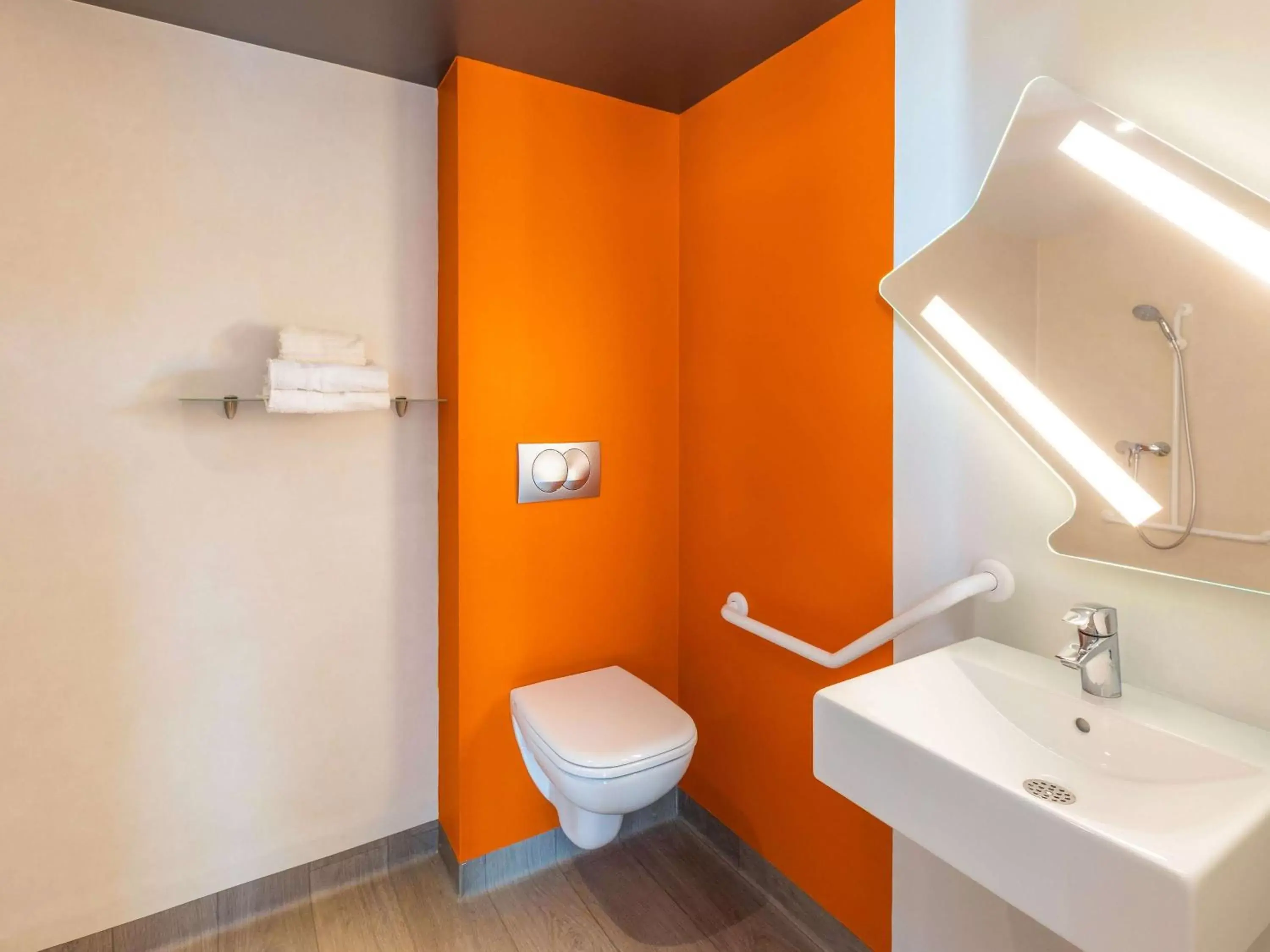 Bathroom in ibis budget Rennes Rte Lorient