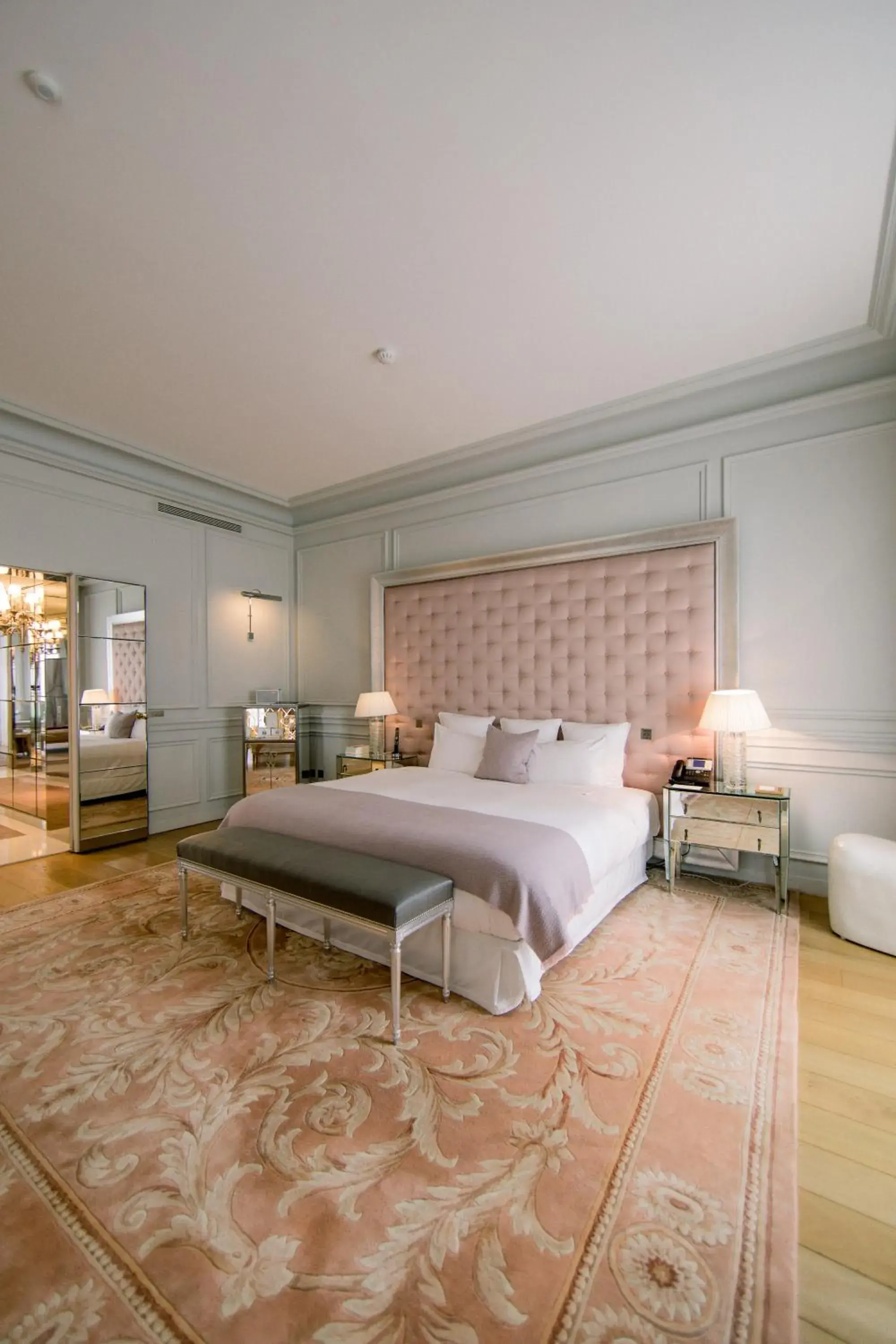 Bedroom, Bed in Le Royal Monceau Hotel Raffles Paris