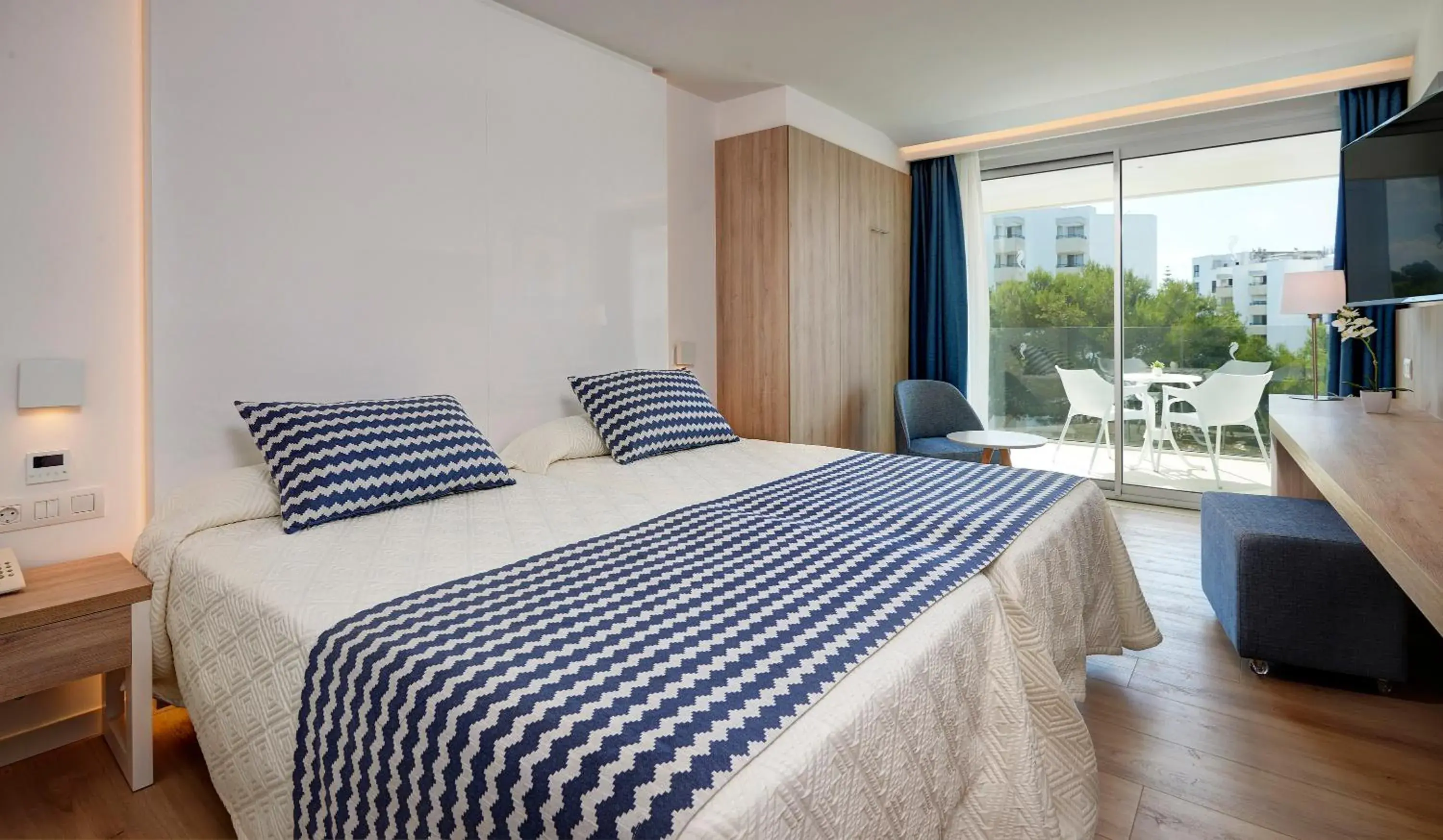 Photo of the whole room, Bed in Hipotels Bahia Cala Millor