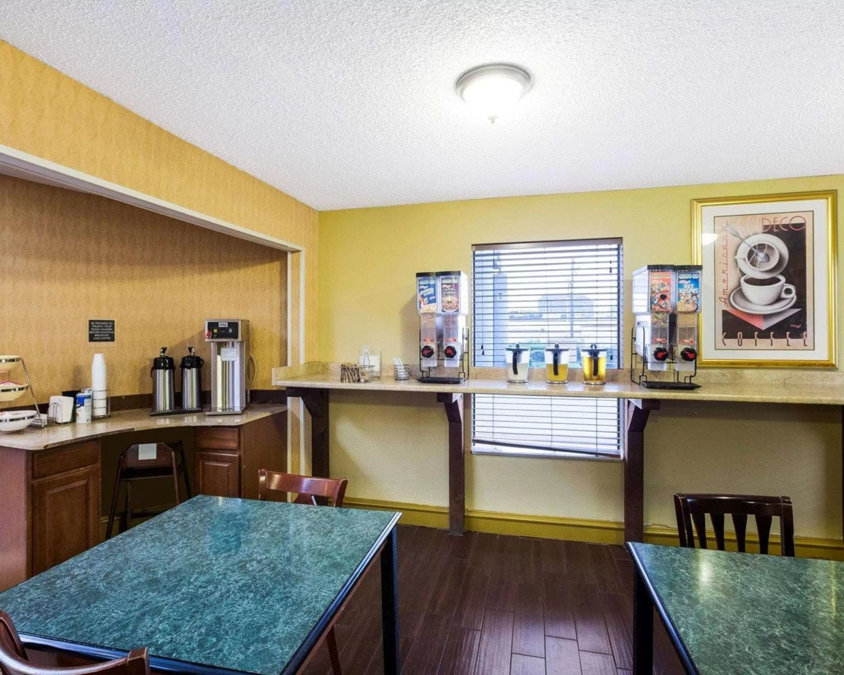 Restaurant/places to eat in Rodeway Inn & Suites South of Fiesta Park