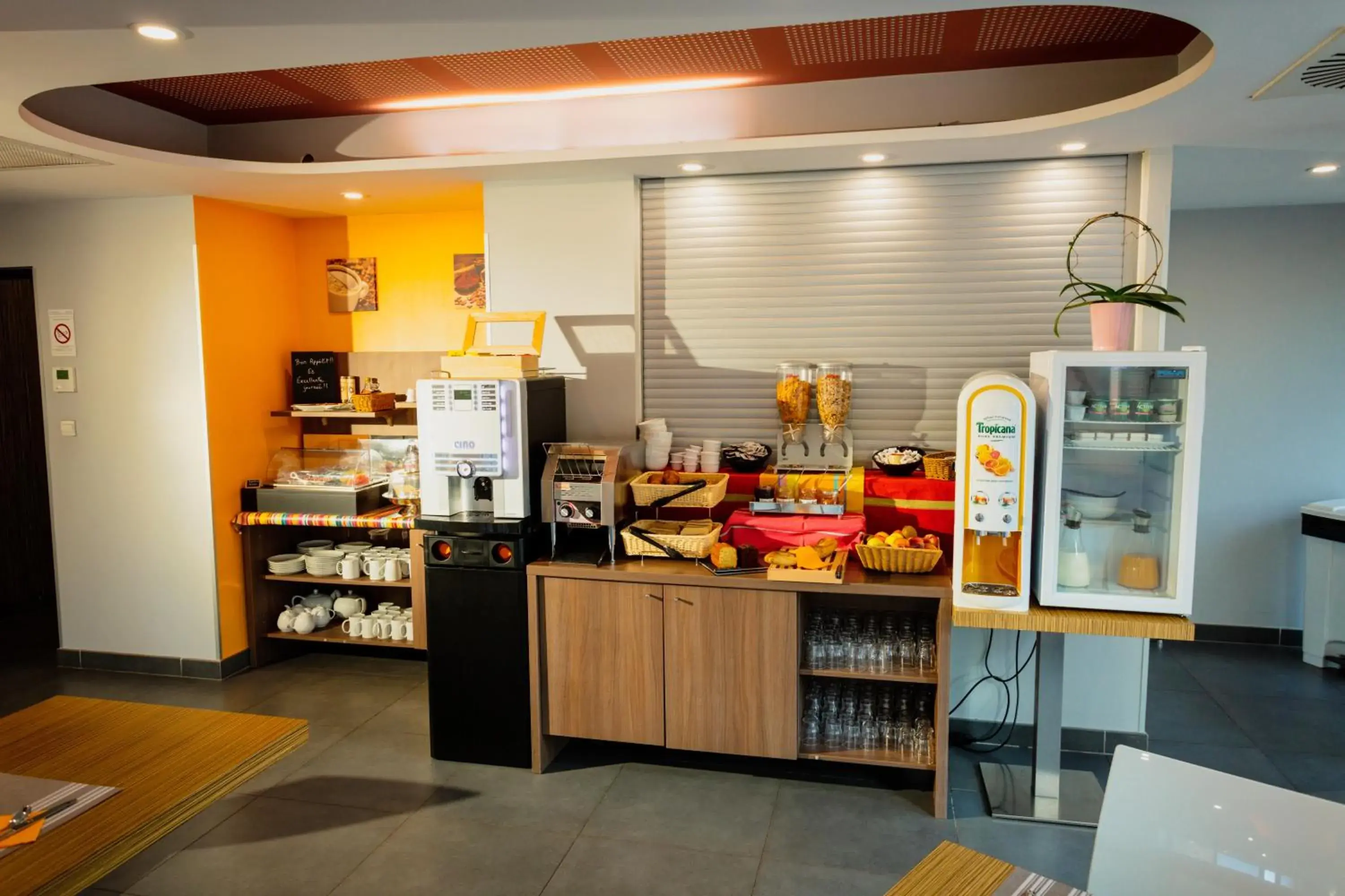 Buffet breakfast, Kitchen/Kitchenette in Appart-Hotel Mer & Golf City Perpignan Centre