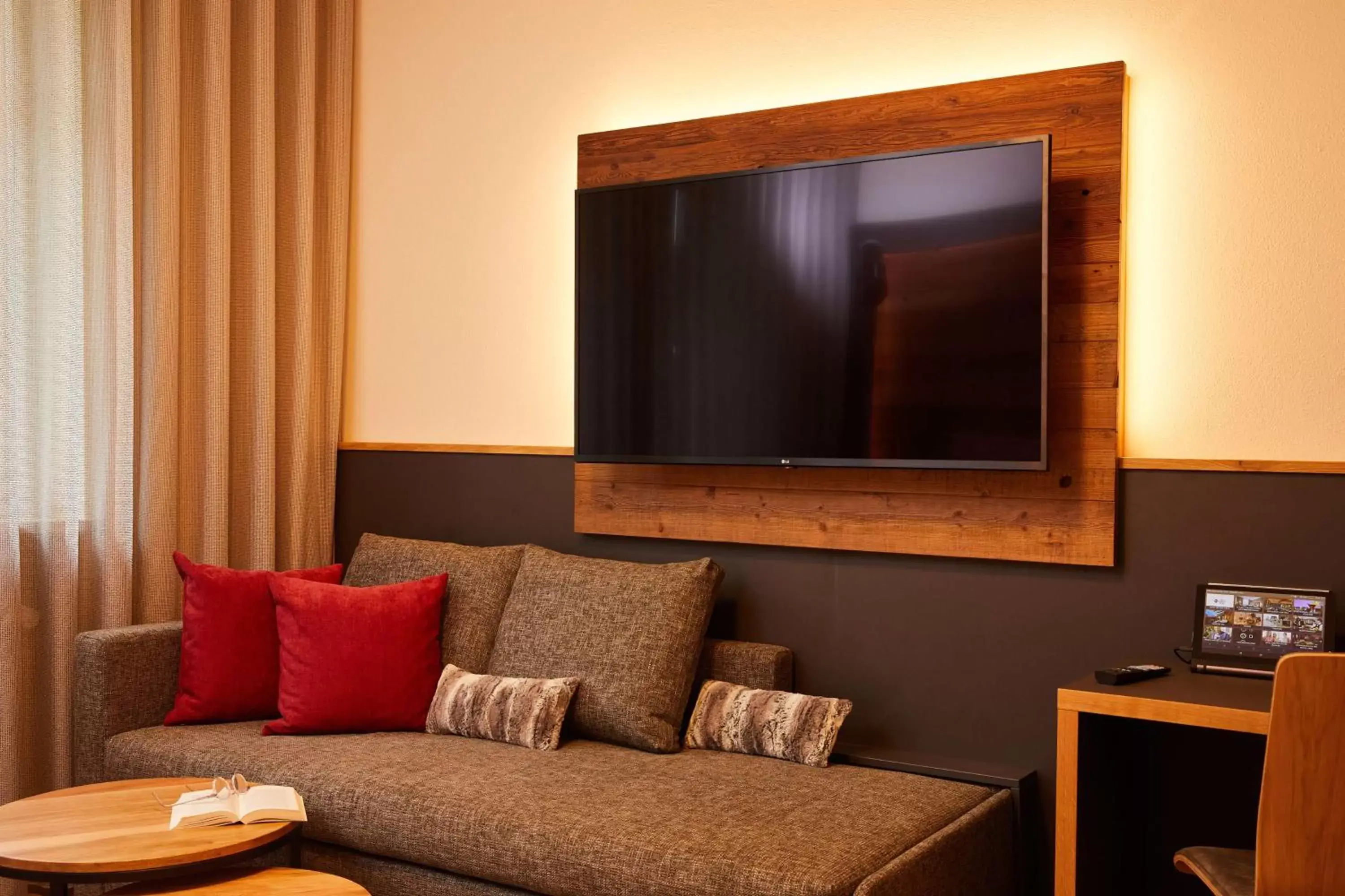 Bedroom, TV/Entertainment Center in Best Western Plus Hotel Erb