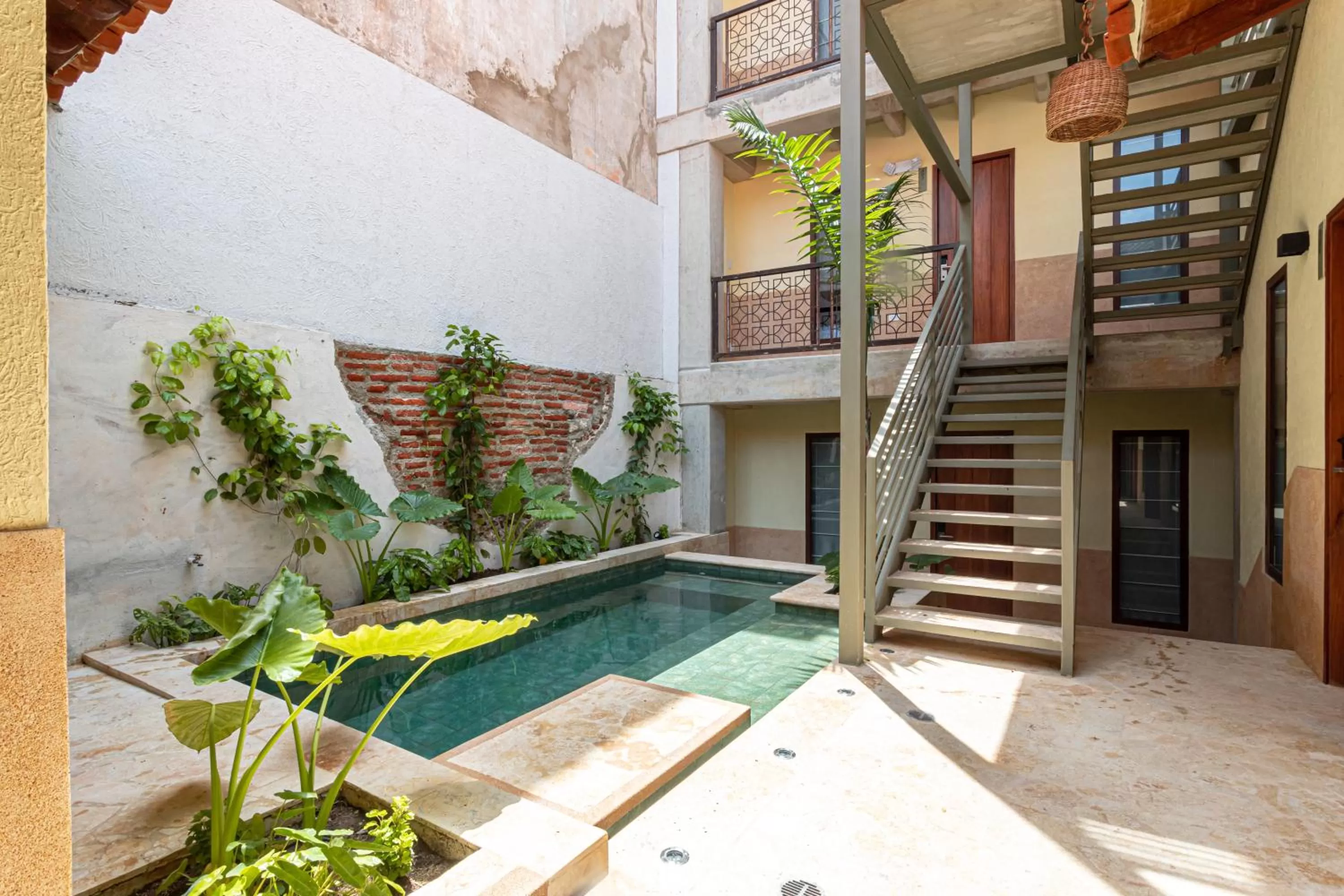 Swimming pool in Soy Local Insignia