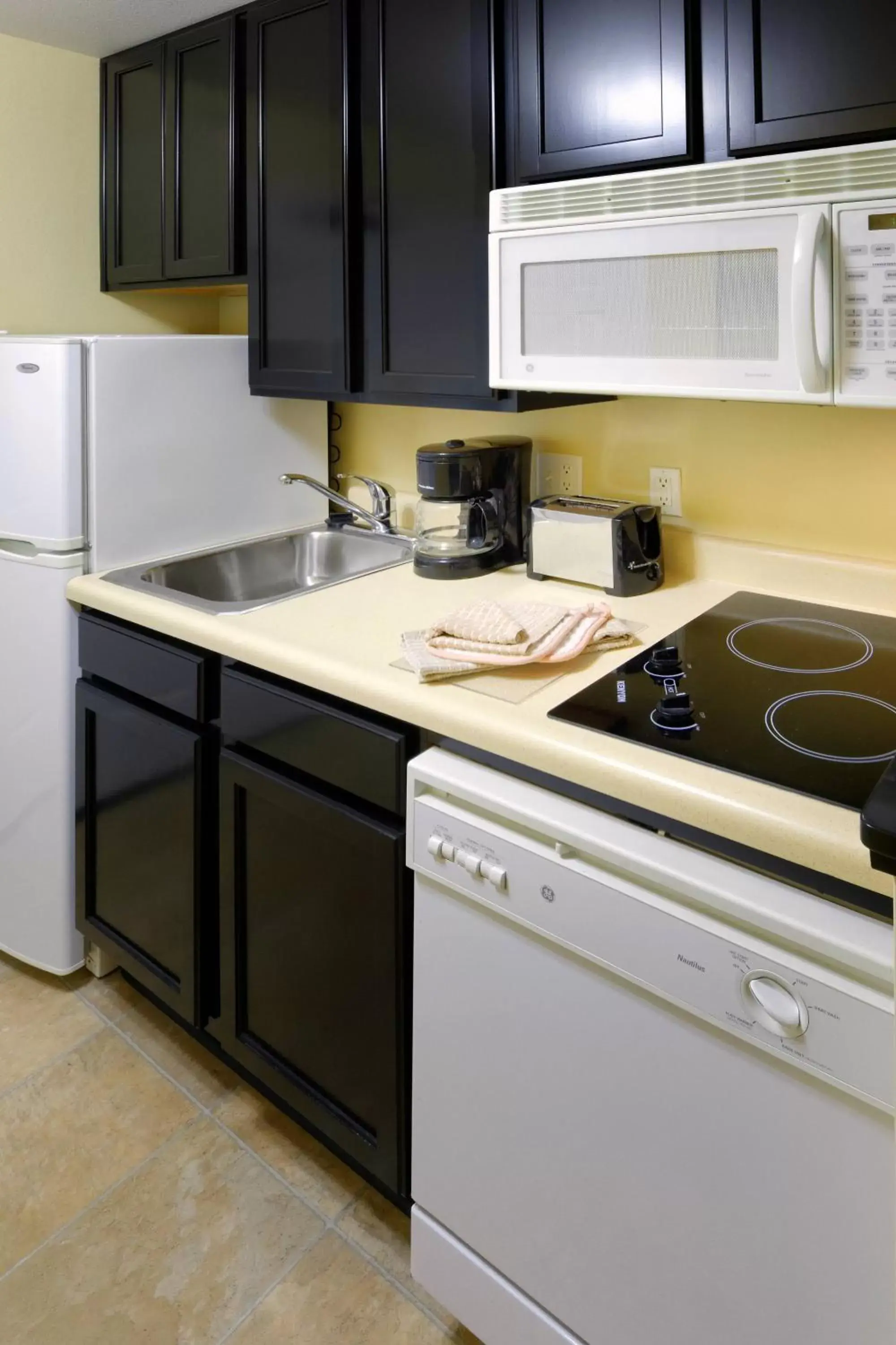 Kitchen or kitchenette, Kitchen/Kitchenette in TownePlace Suites Joplin