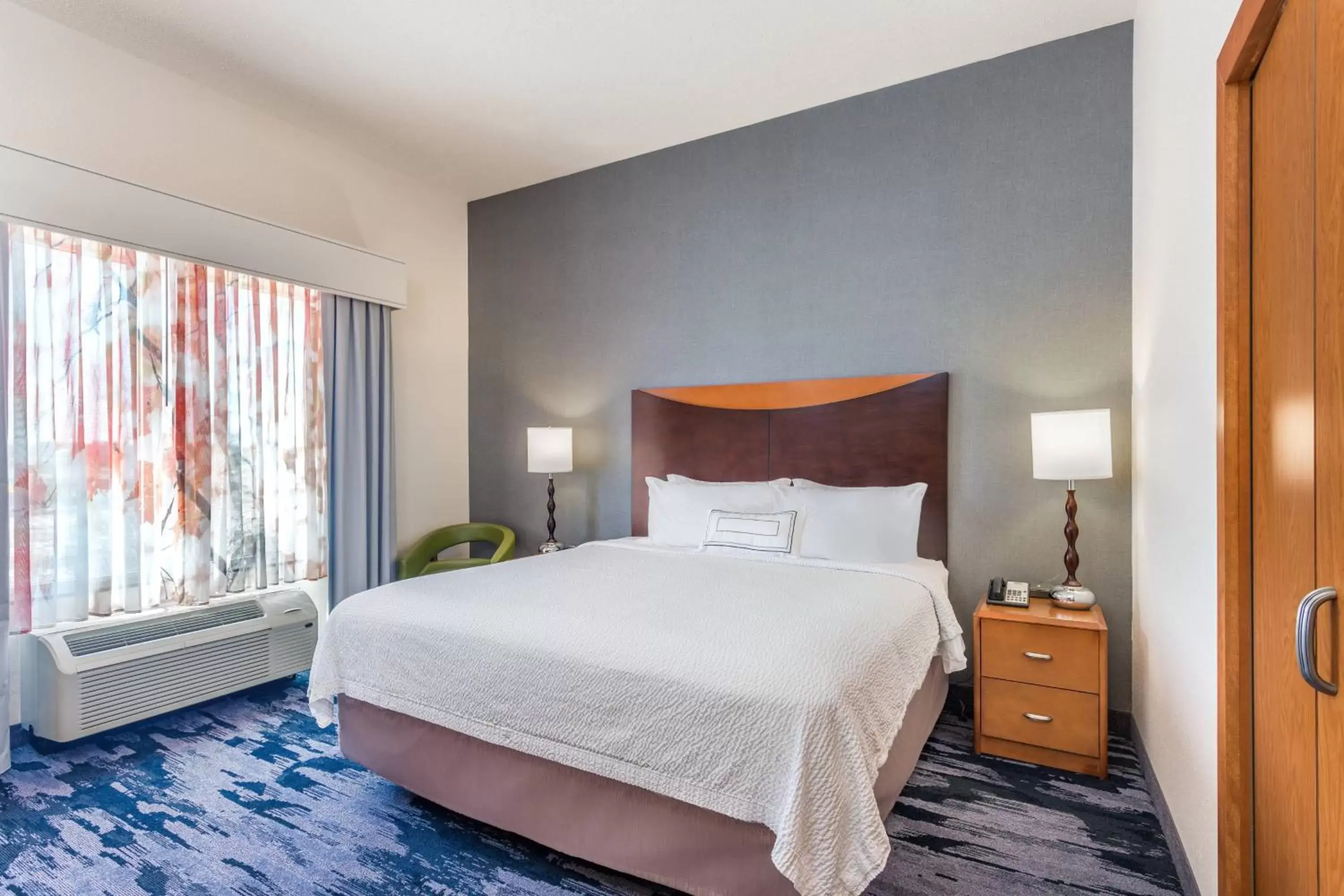 Bedroom, Bed in Fairfield Inn and Suites by Marriott Madison East
