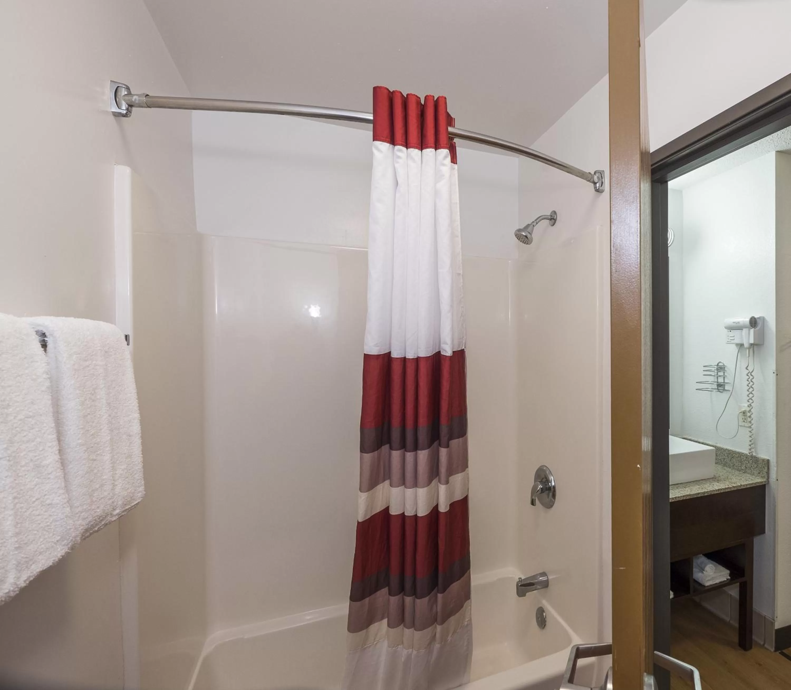 Bathroom in Red Roof Inn Columbus - Hebron