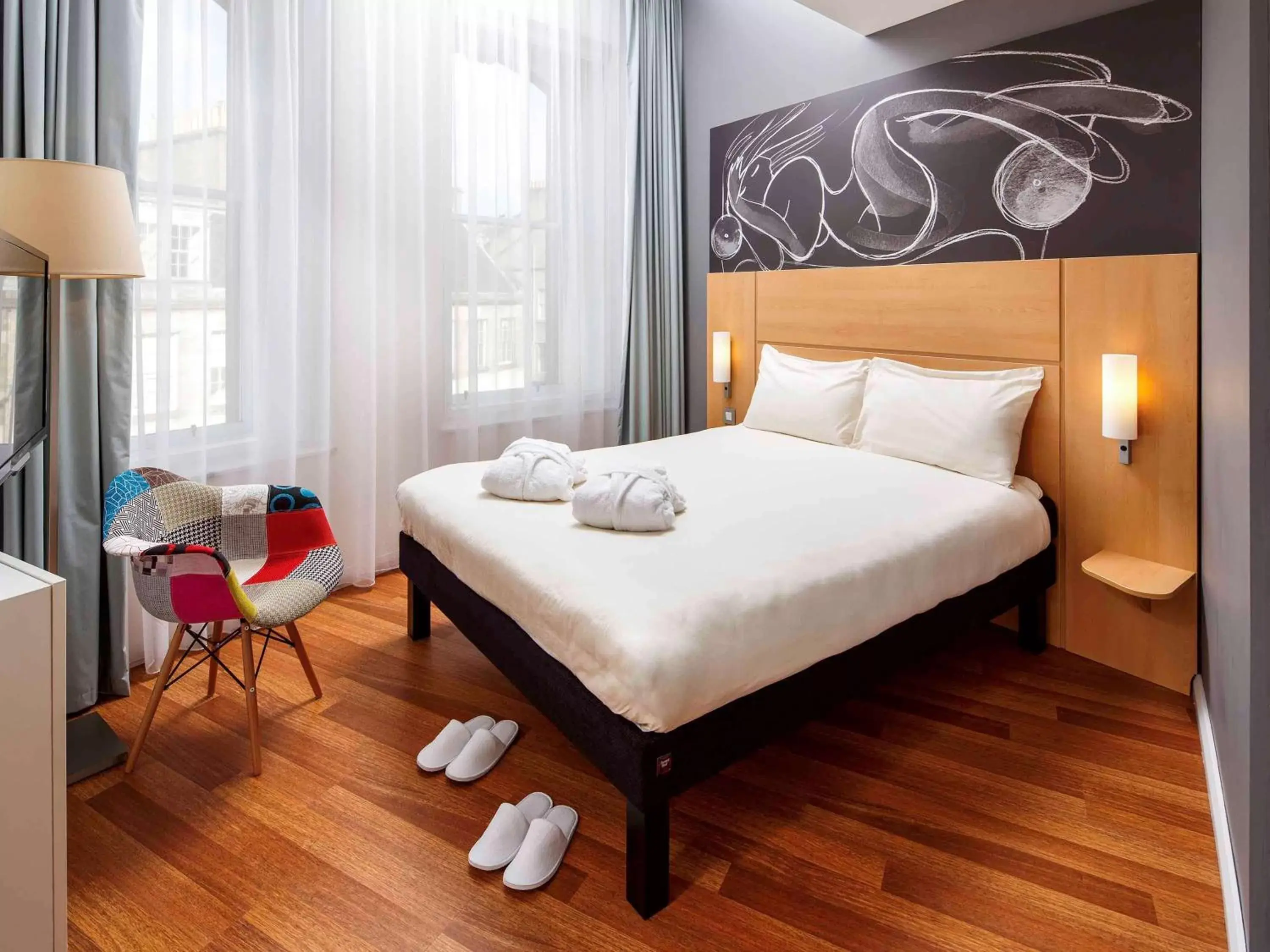 Photo of the whole room, Bed in ibis Edinburgh Centre South Bridge – Royal Mile Photo of the whole room, Bed in ibis Edinburgh Centre South Bridge – Royal Mile