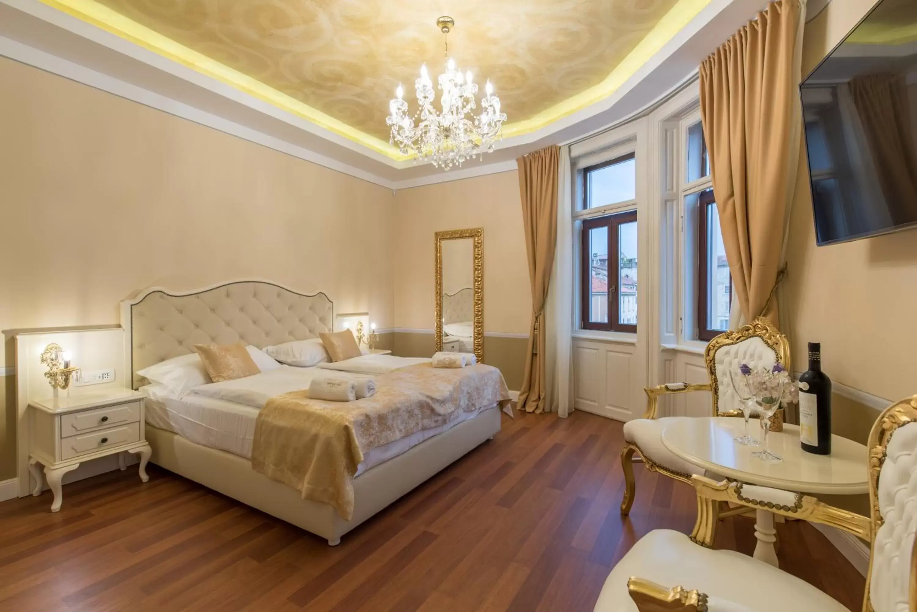 Bed in Central Square Heritage Hotel Bed in Central Square Heritage Hotel