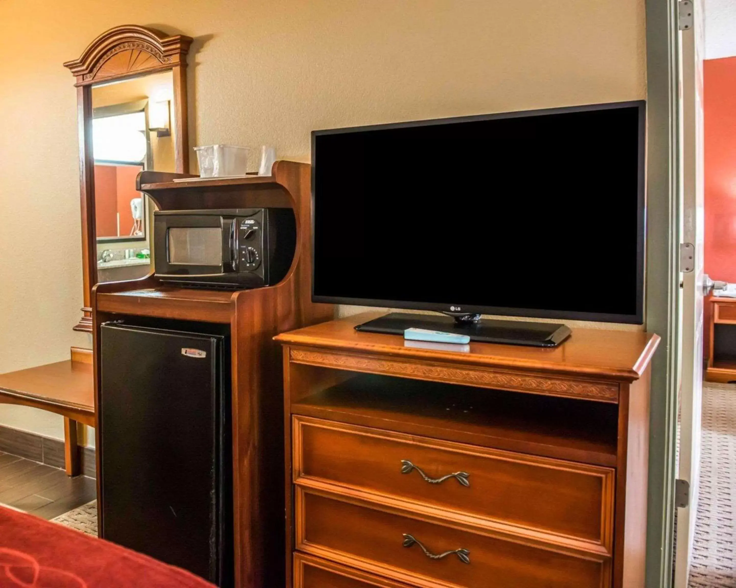 Photo of the whole room, TV/Entertainment Center in Comfort Inn & Suites Panama City - St Andrew