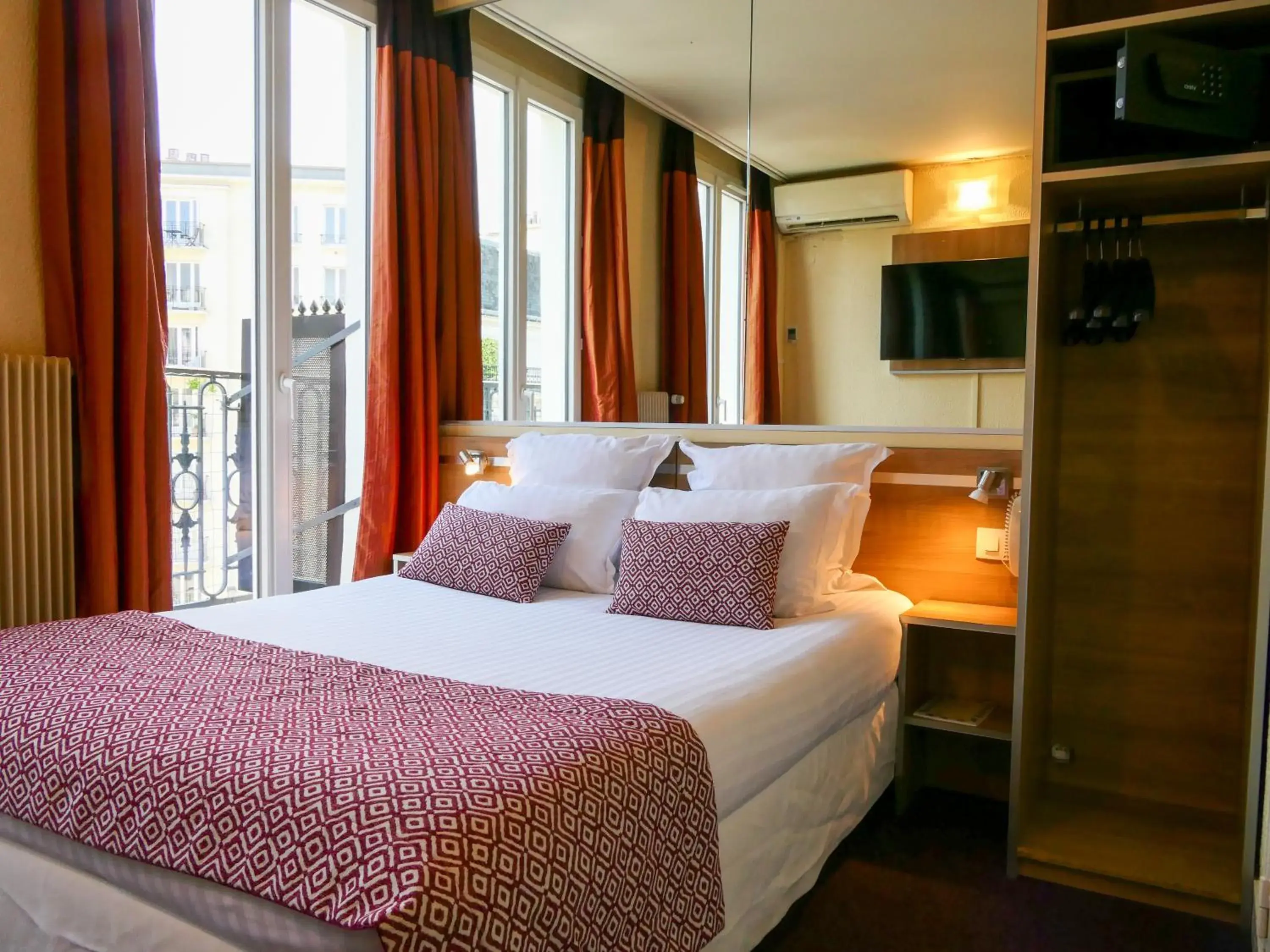 Day, Bed in Hôtel de France Quartier Latin