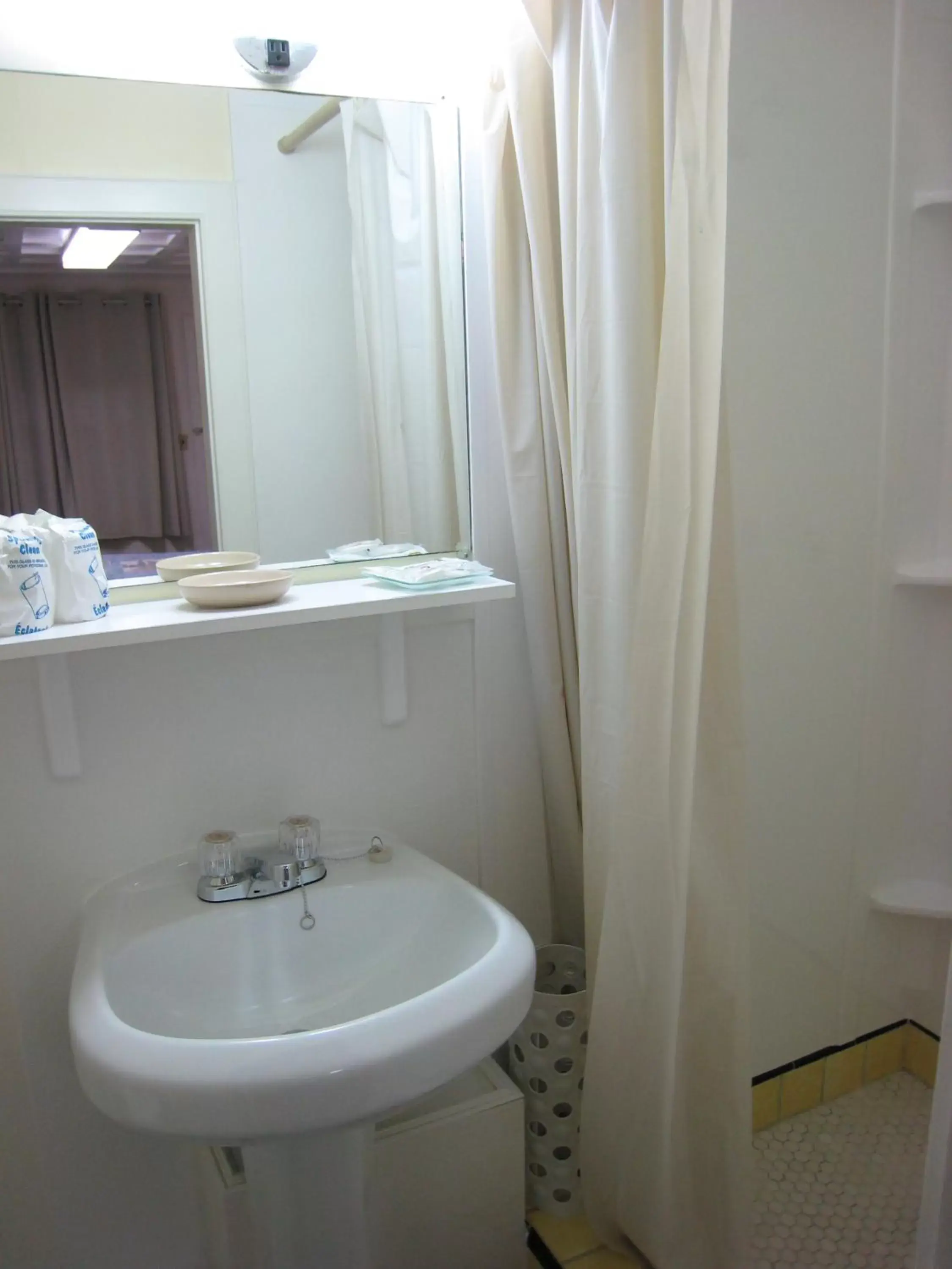 Bathroom in Creston Valley Motel