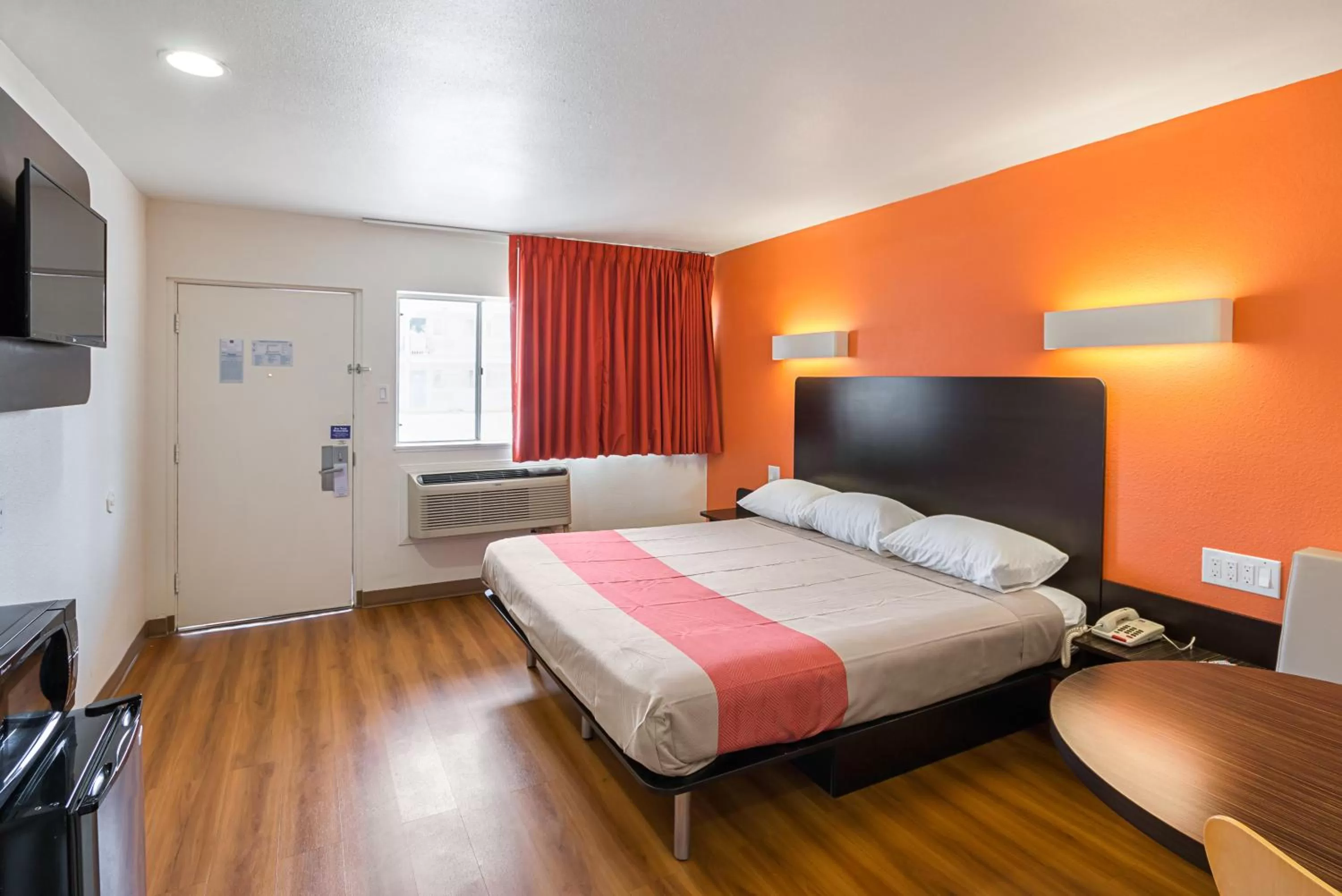 Bedroom, Bed in Motel 6-El Paso, TX - Airport - Fort Bliss