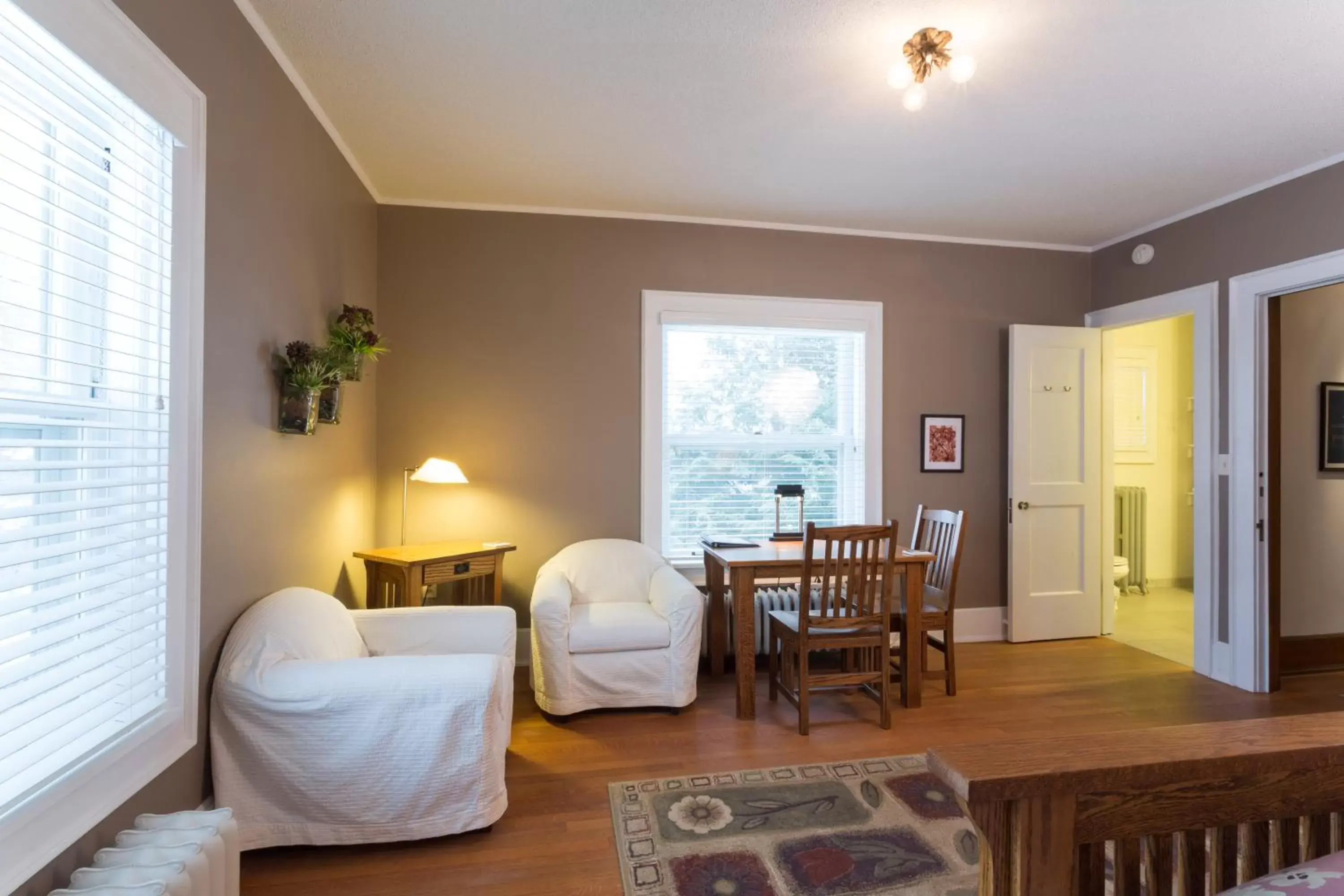 Bedroom, Seating Area in Stewart Inn