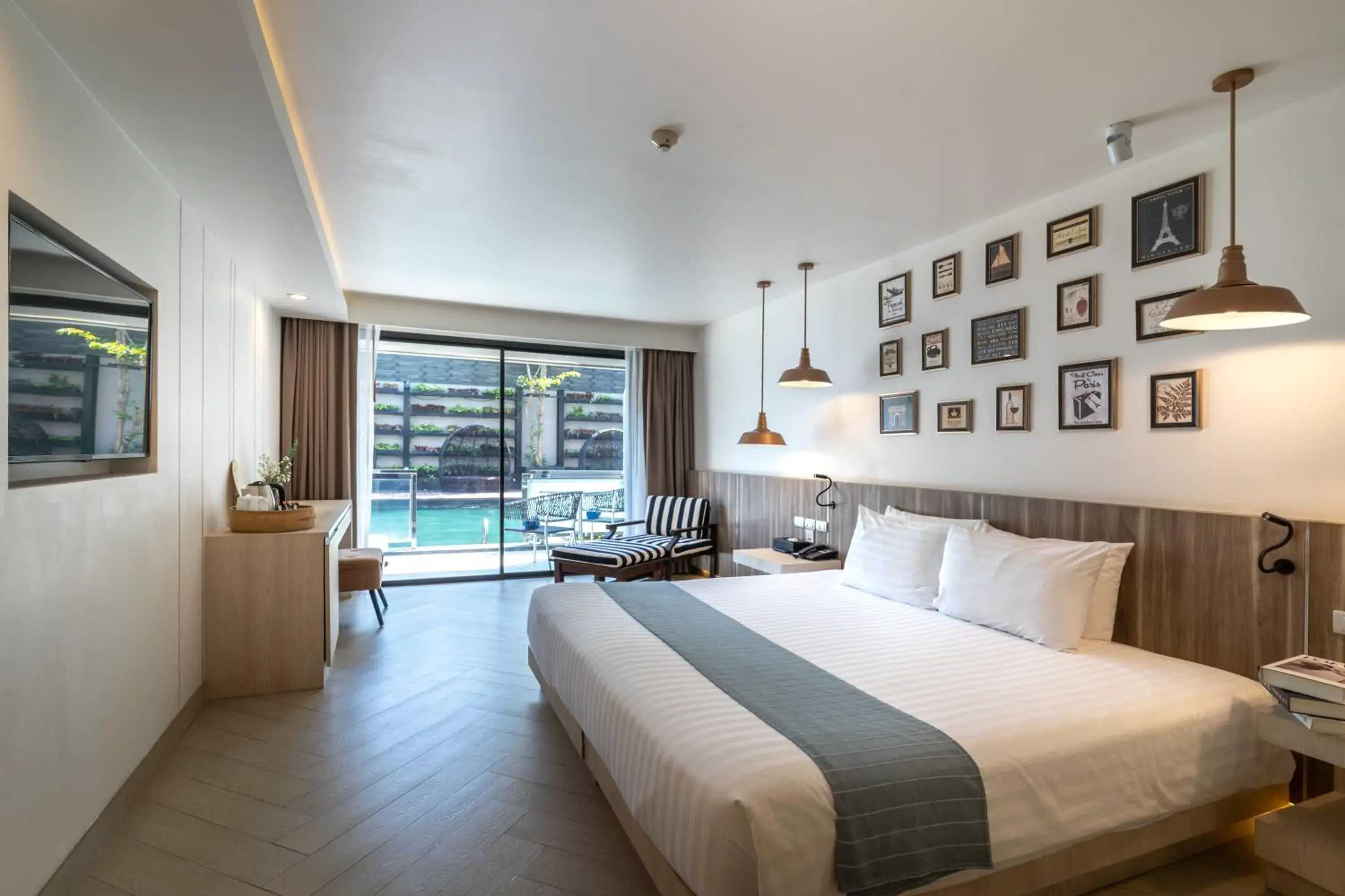 King Room with Pool Access in Golden Tulip Pattaya Beach Resort