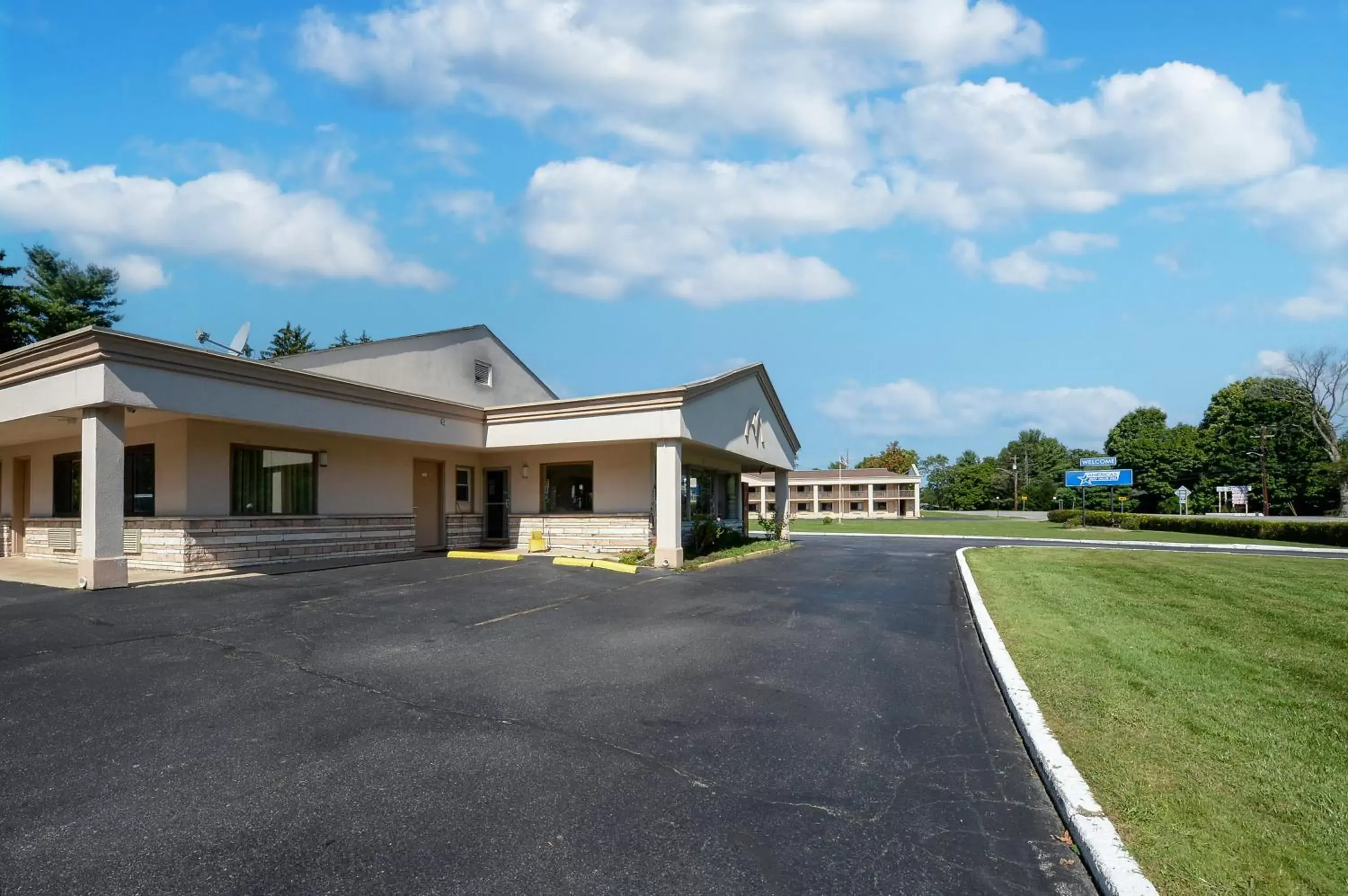 Facade/entrance, Property Building in Americas Best Value Inn at Central Valley