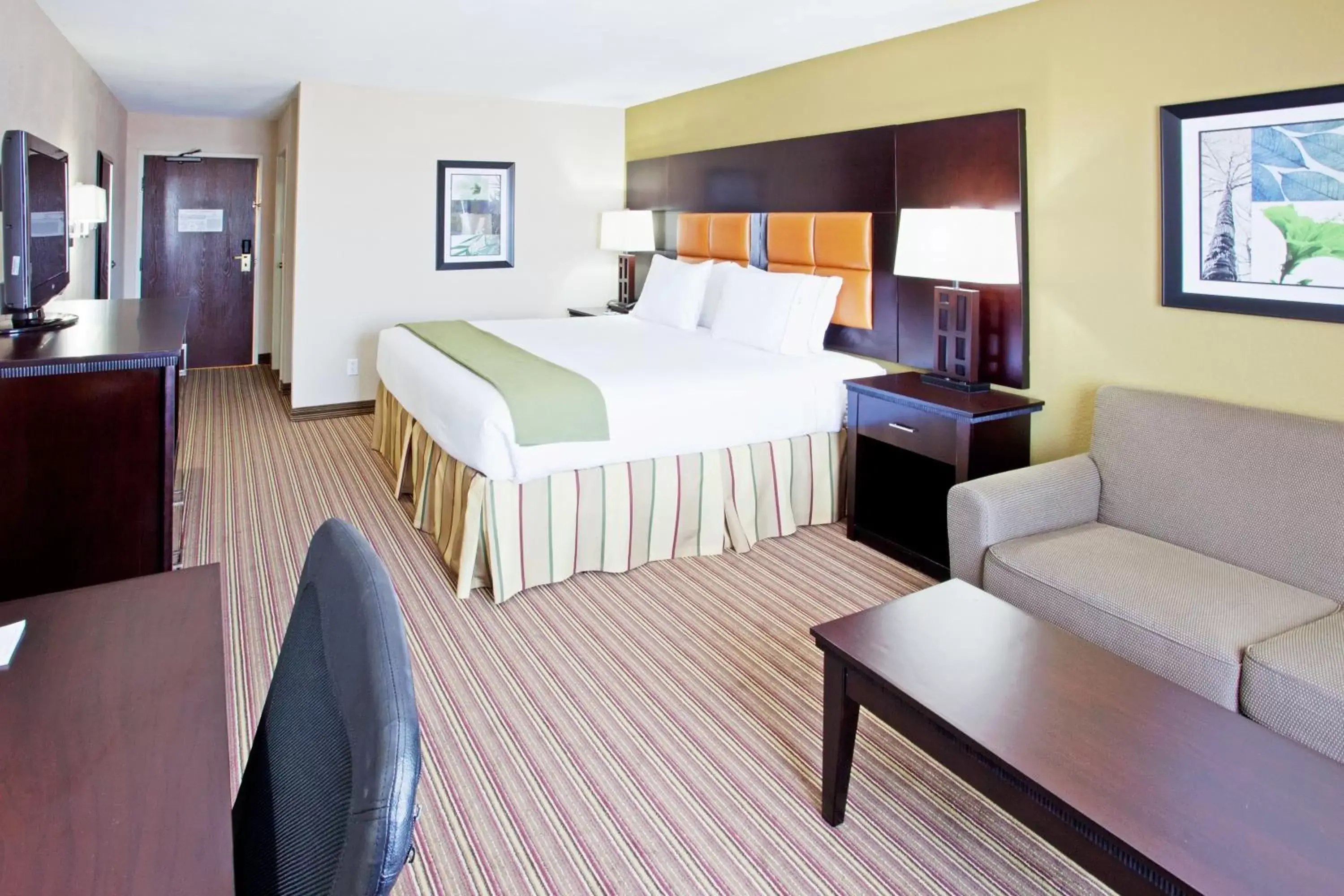 Photo of the whole room in Holiday Inn Express Arlington Interstate 20 Parks Mall, an IHG Hotel