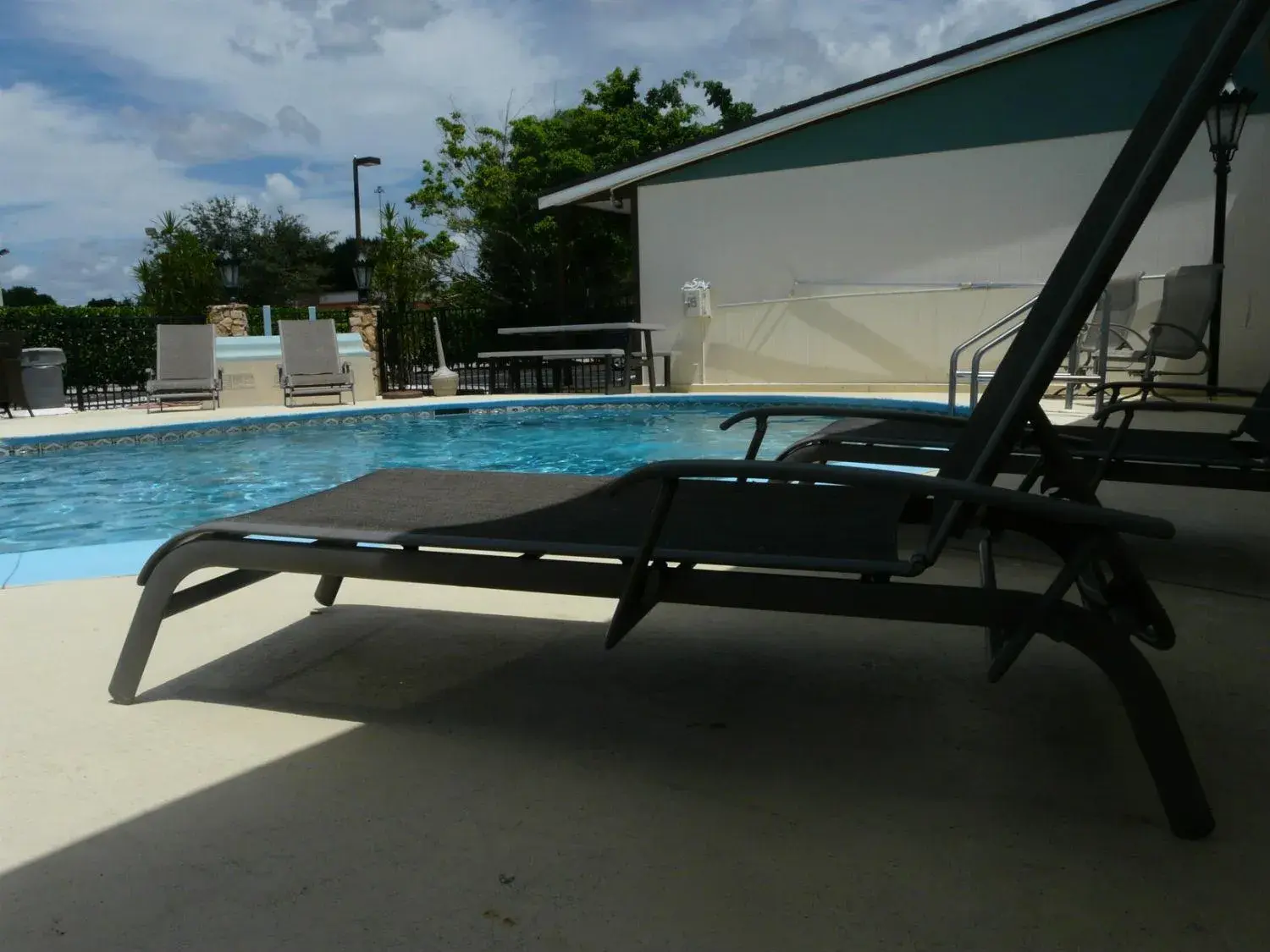 Swimming Pool in Spinnaker Inn of Naples