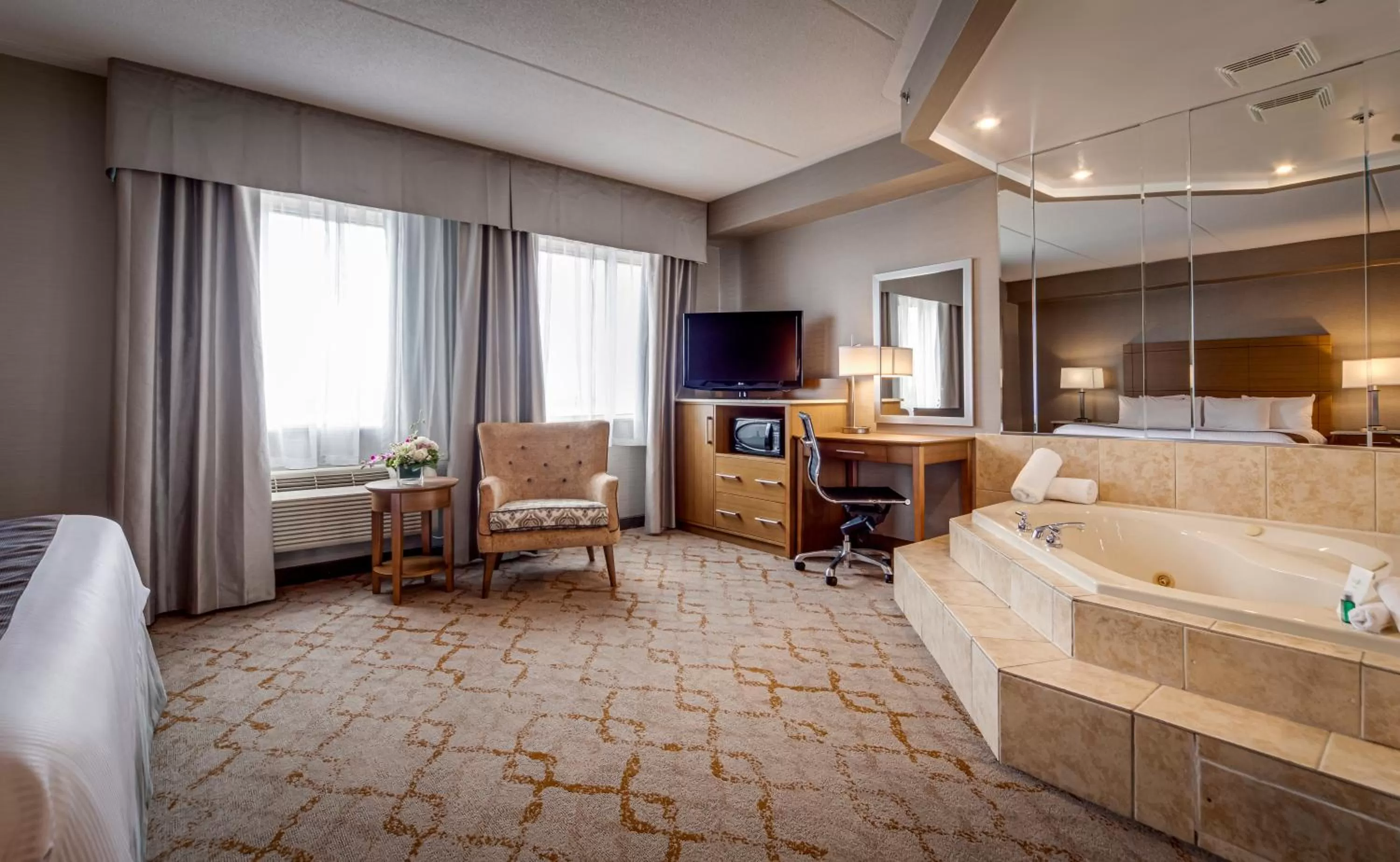 Hot Tub, Bed in Monte Carlo Inn Vaughan Suites