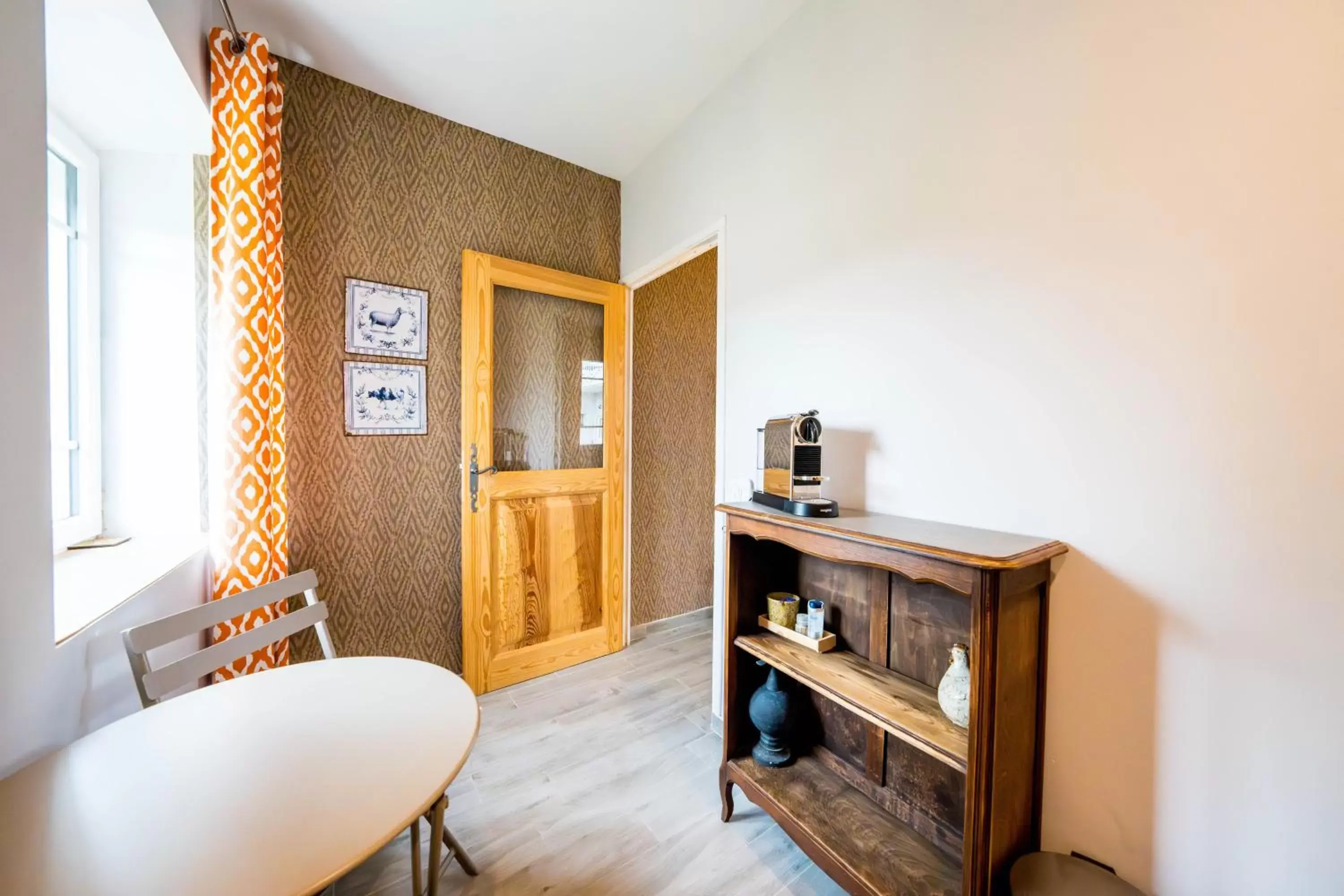 Kitchen or kitchenette, Seating Area in La Maison Jaffran, suite en ville