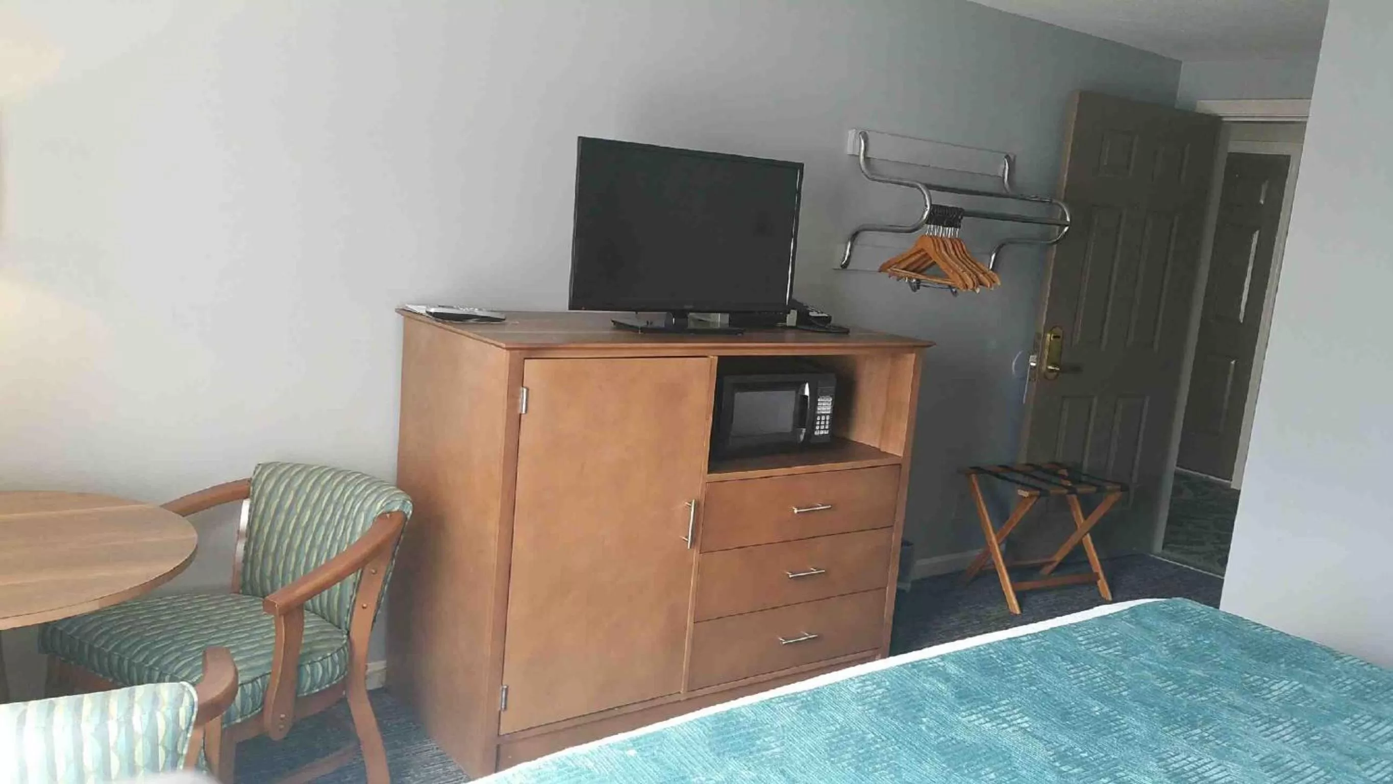 TV and multimedia in Hampton Village Inn