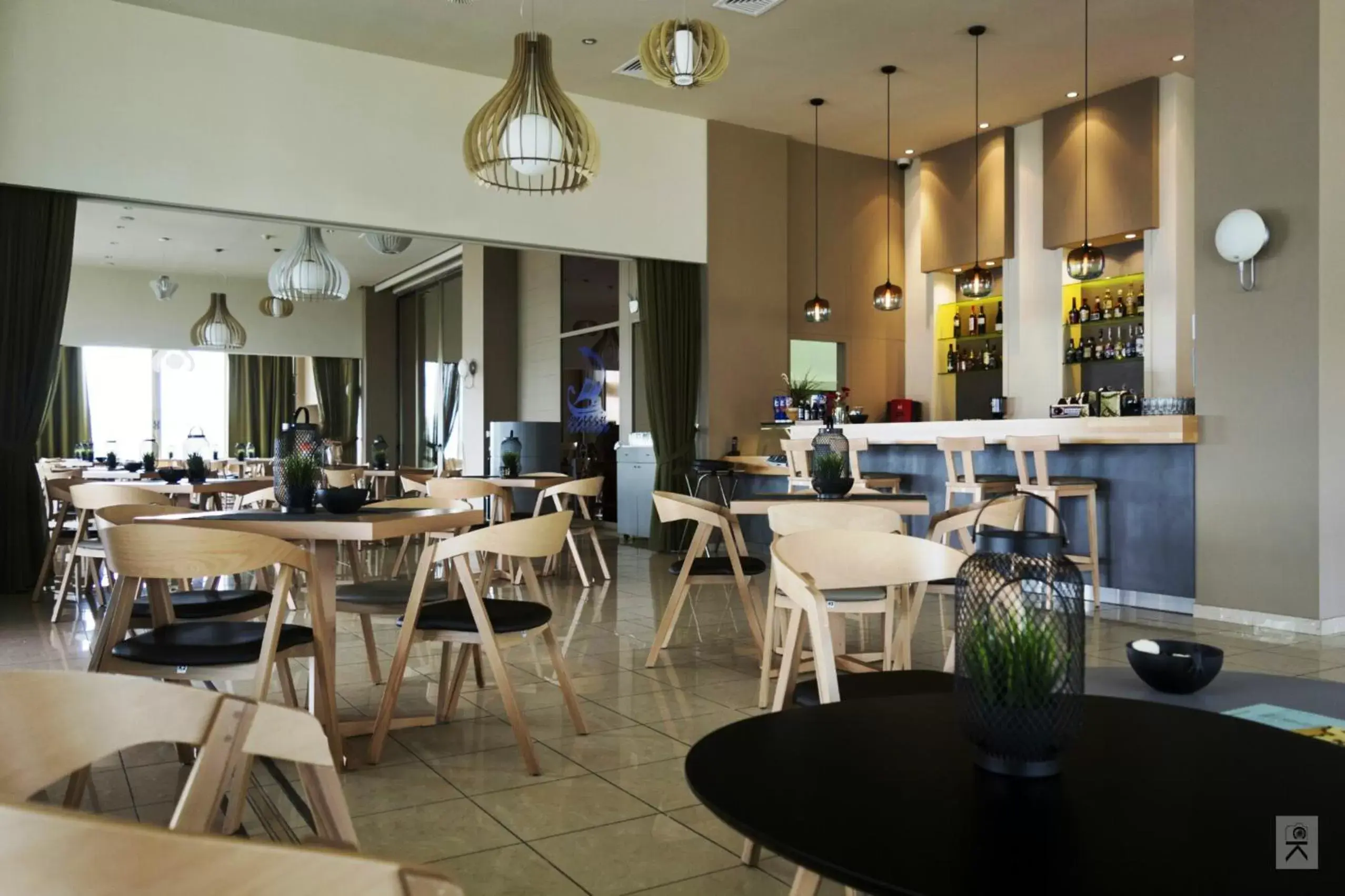 Restaurant/Places to Eat in Avra Hotel