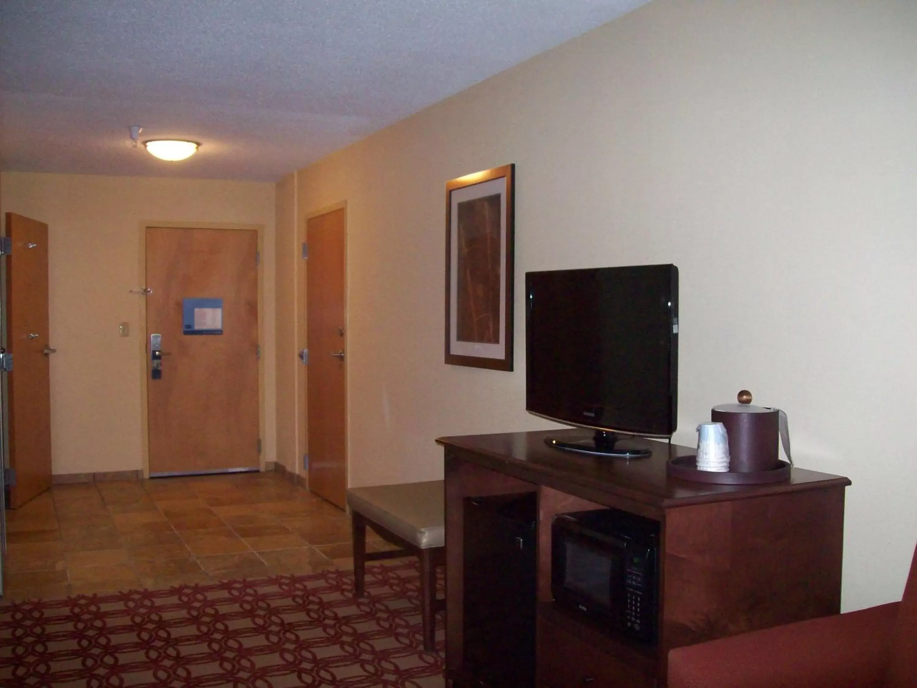 Bed, TV/Entertainment Center in Hampton Inn & Suites Wiggins