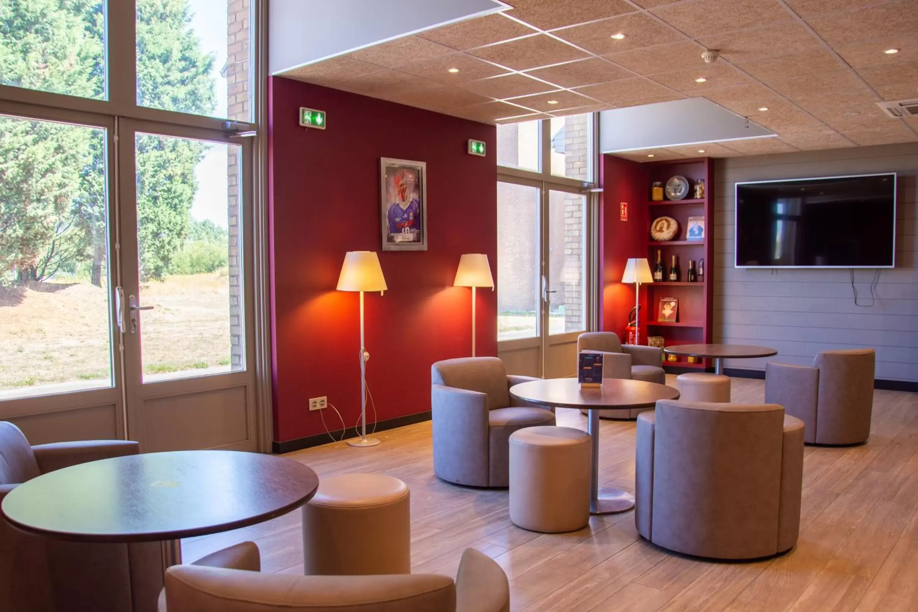 Seating area, Lounge/Bar in Campanile Dunkerque Sud - Loon Plage