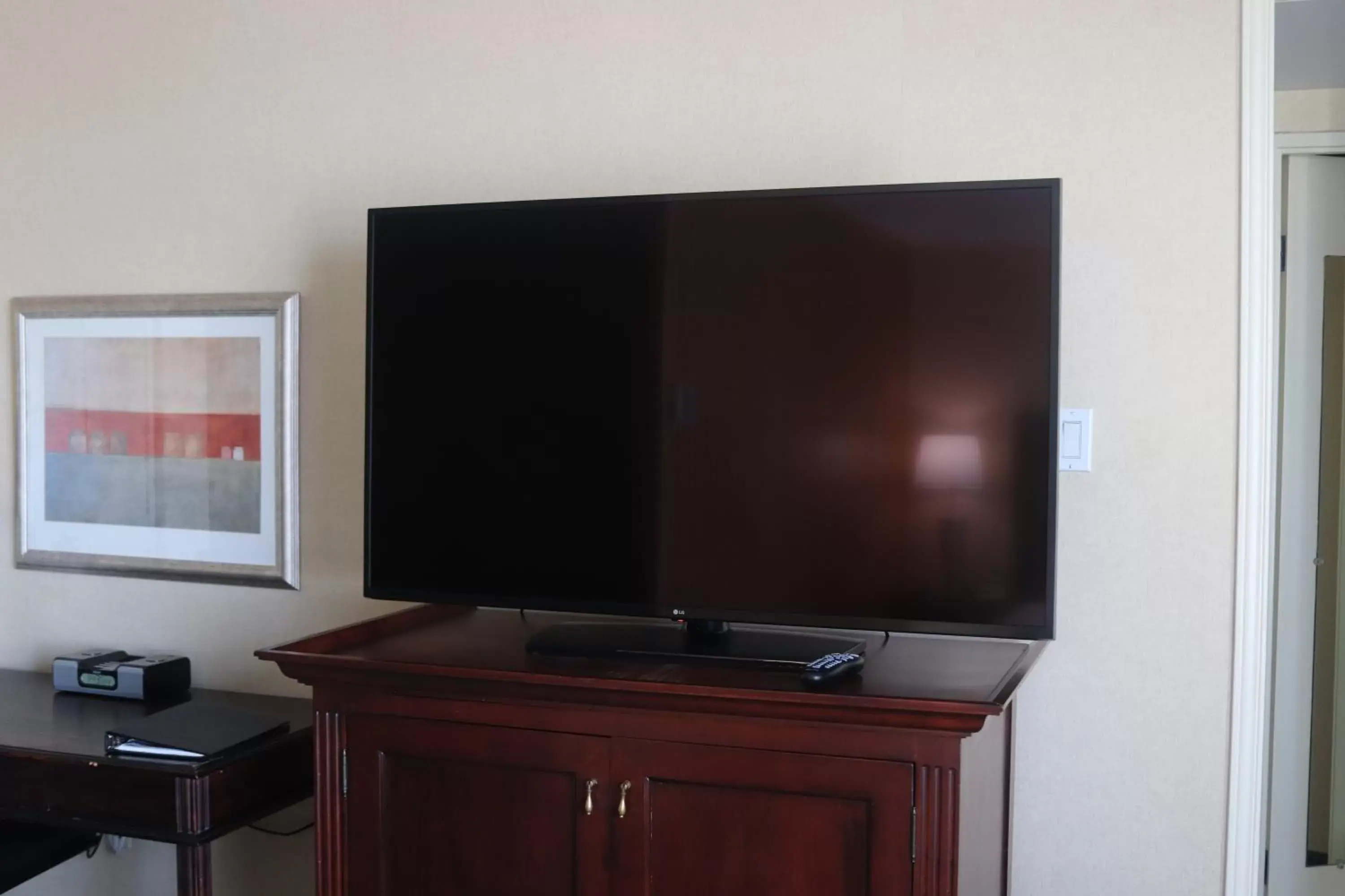 TV and multimedia, TV/Entertainment Center in The Barrington Hotel