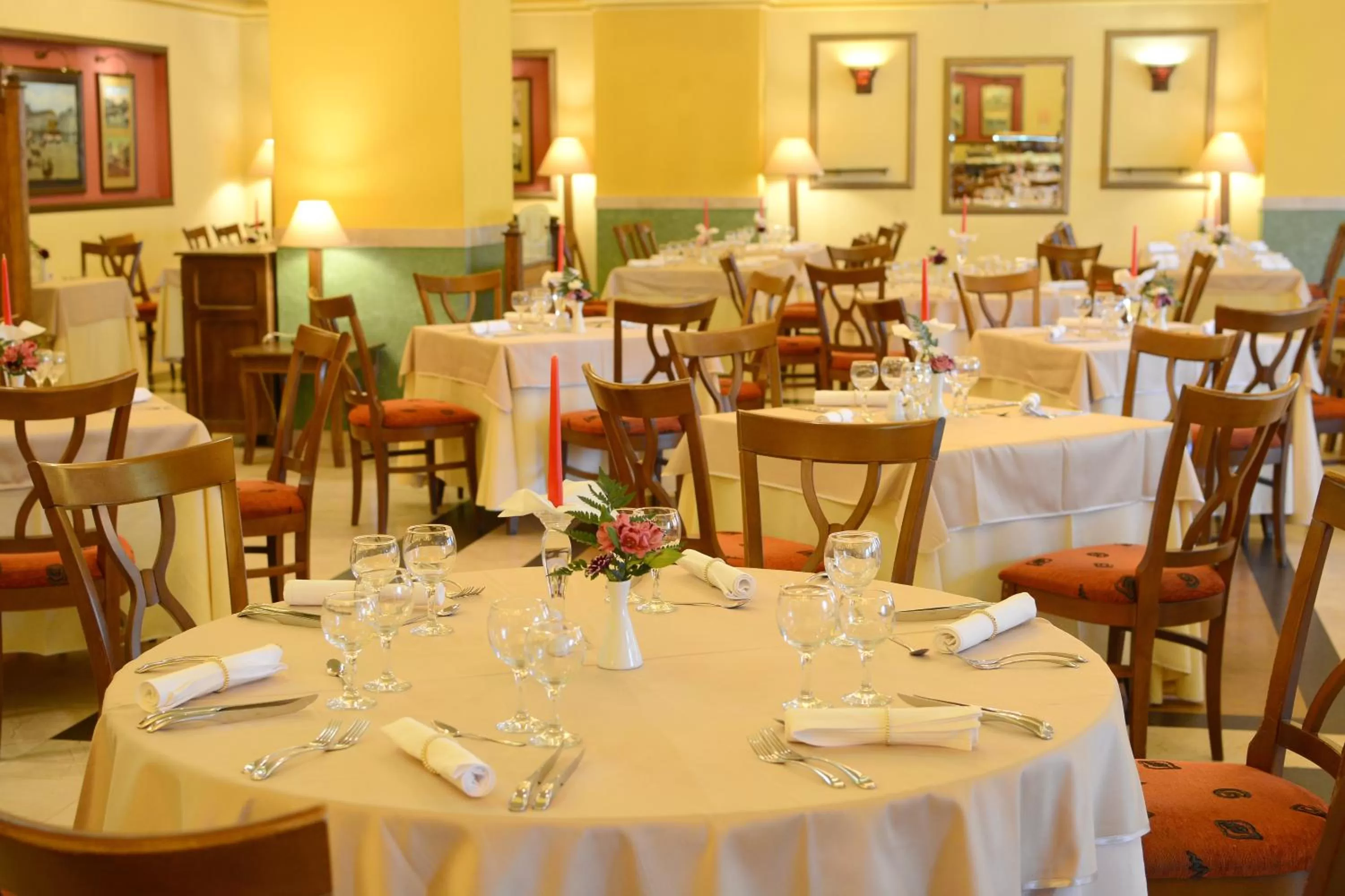 Restaurant/places to eat in Hotel Central