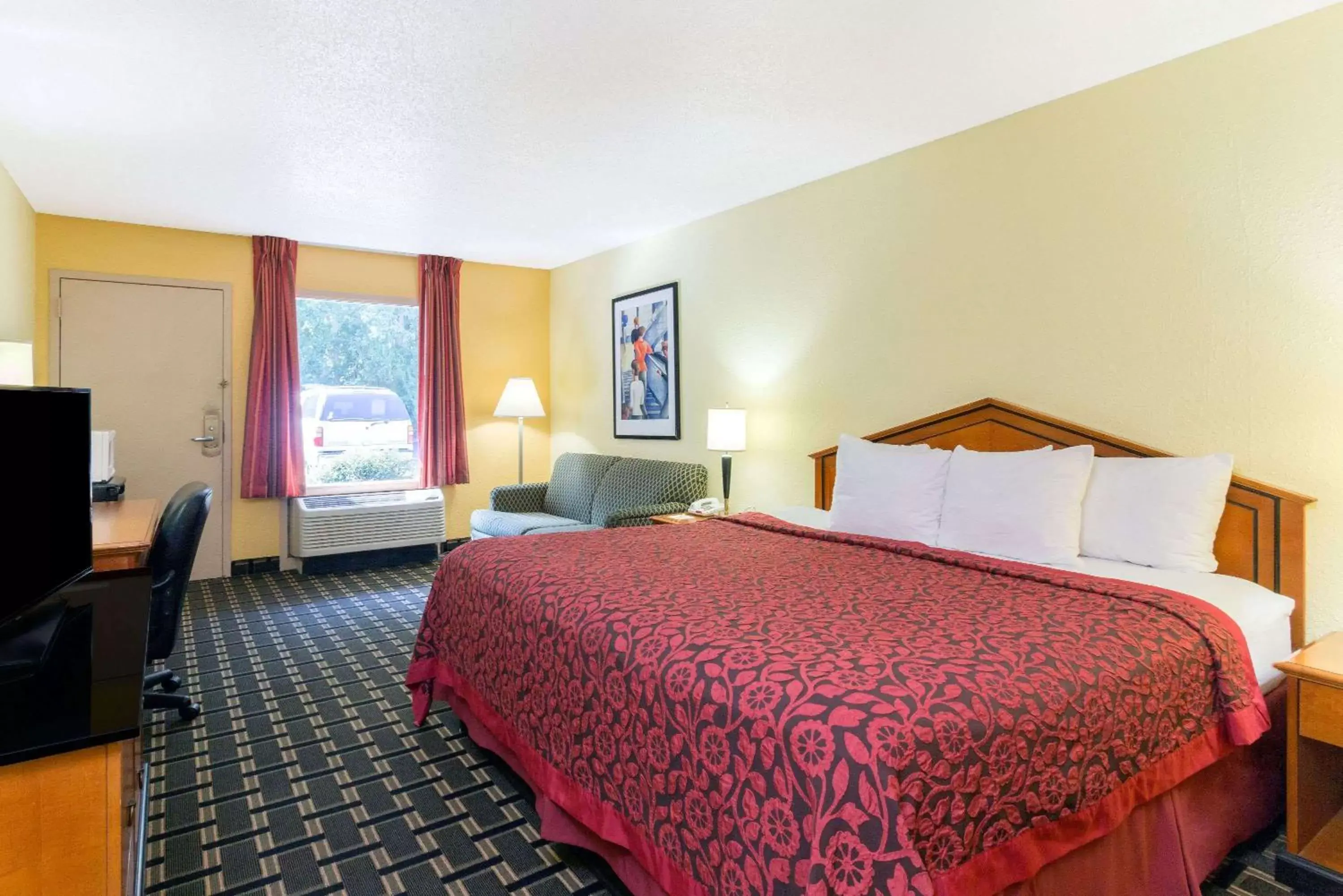 Photo of the whole room, Bed in Days Inn by Wyndham Savannah Airport