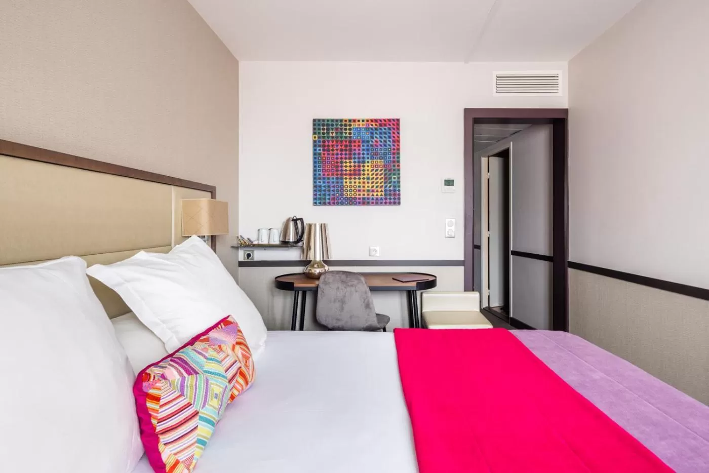 Bed in Hôtel Paris Neuilly