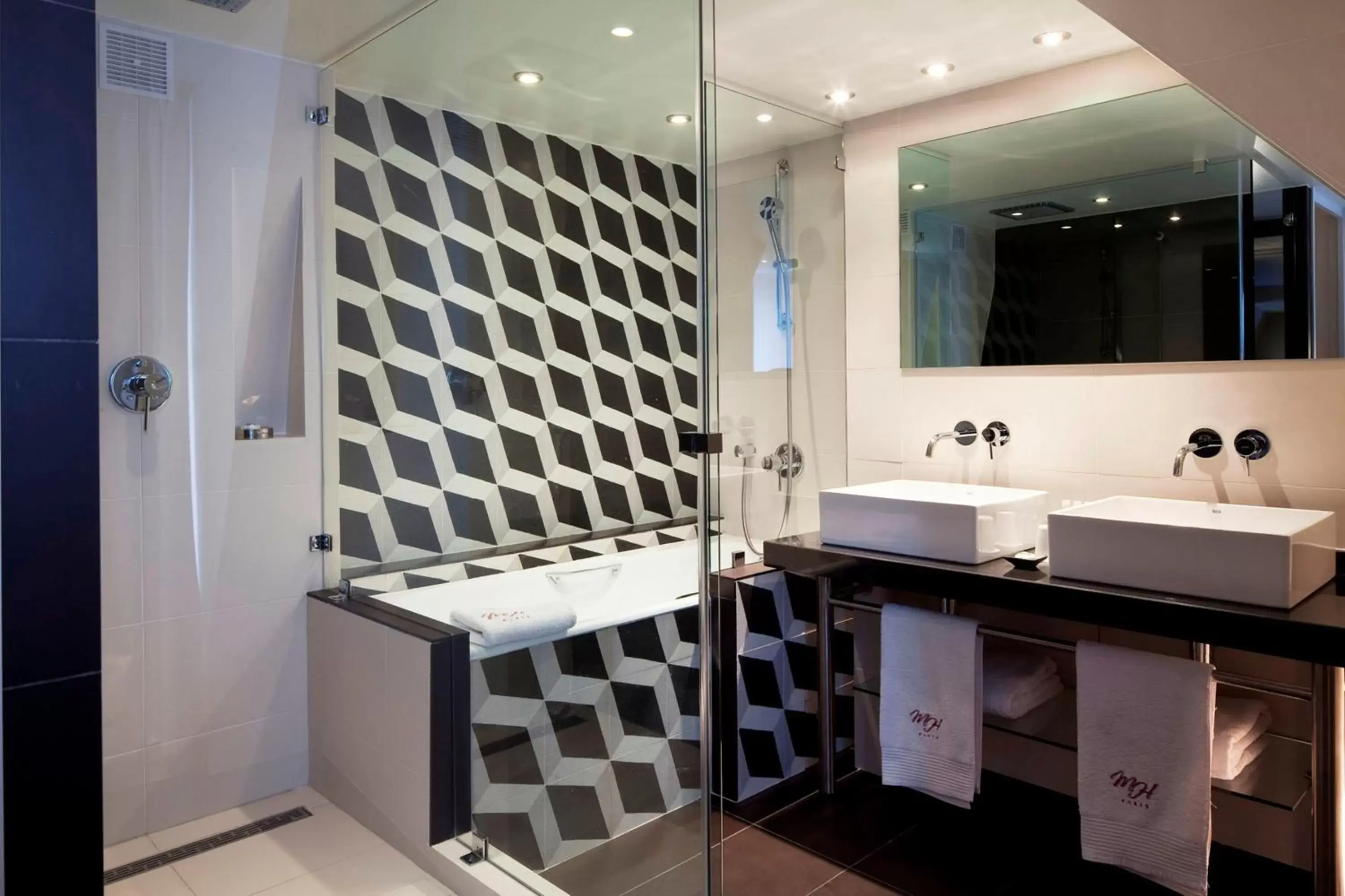Shower, Bathroom in Hôtel Bourgogne & Montana