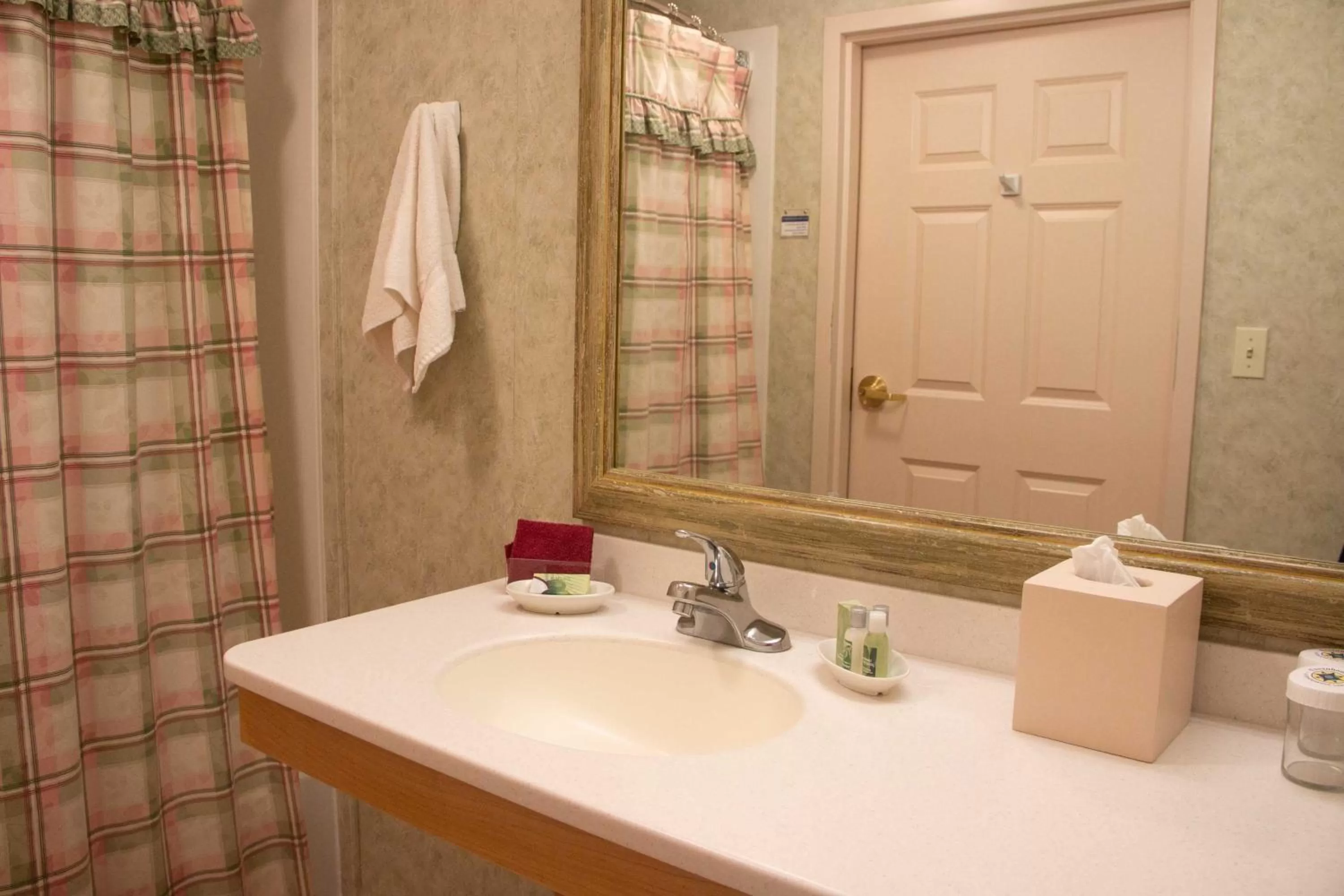 Bathroom in Essenhaus Inn & Conf. Center