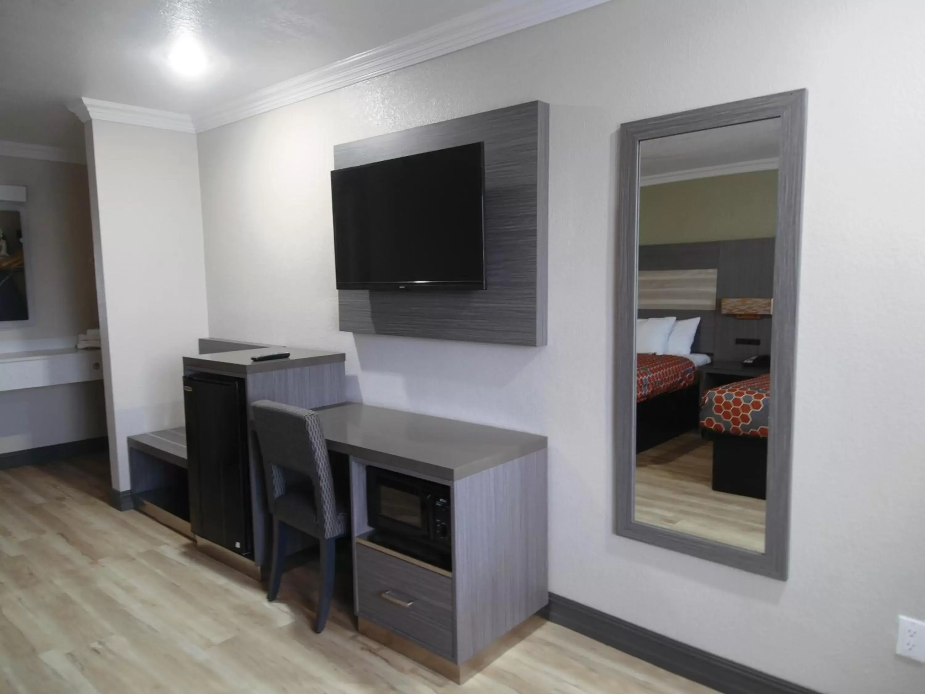 TV and multimedia, Bed in Americas Best Value Inn-Rialto TV and multimedia, Bed in Americas Best Value Inn-Rialto