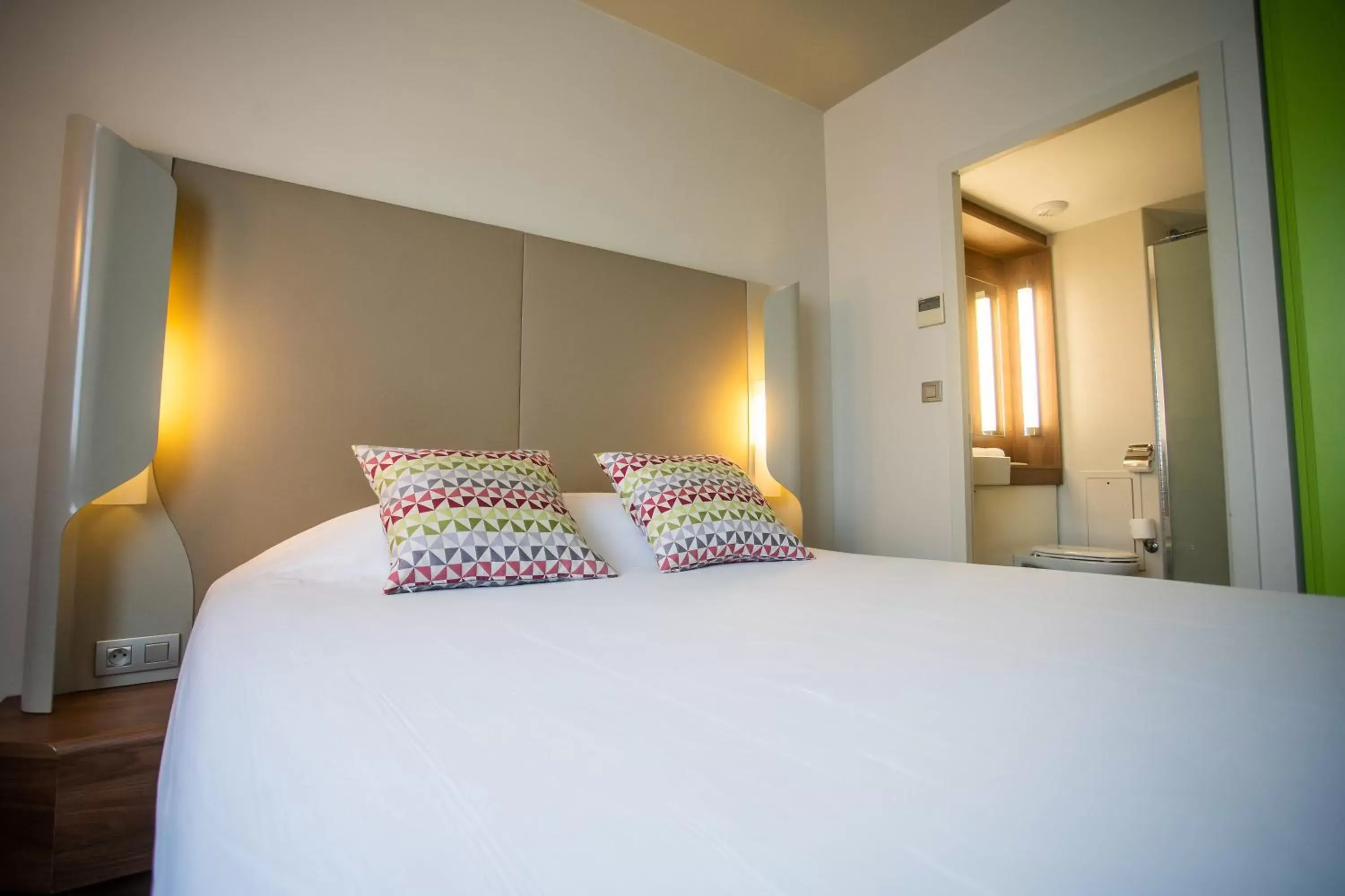 Bedroom, Bed in Campanile Carcassonne Est - La Cité