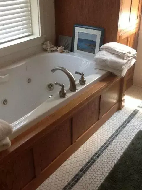 Bathroom in Clary Lake Bed and Breakfast