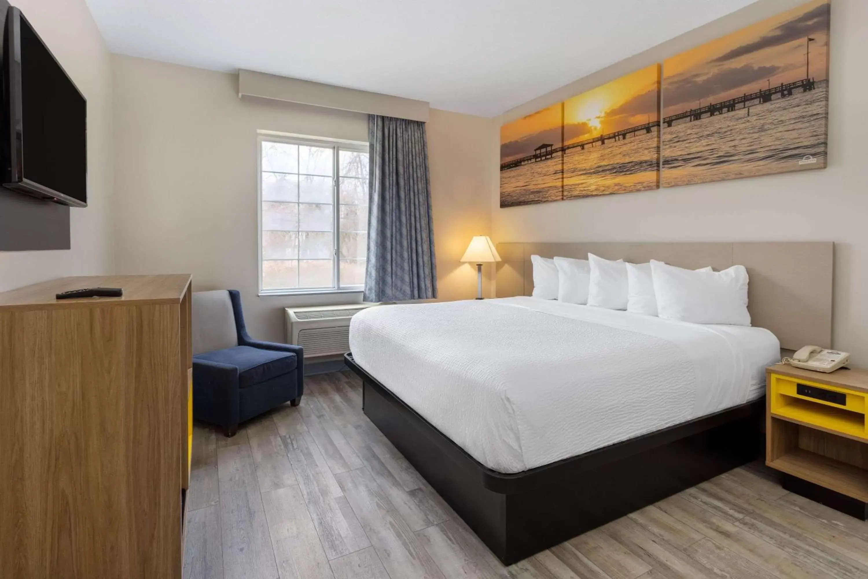 Bed in Days Inn & Suites by Wyndham Cherry Hill - Philadelphia