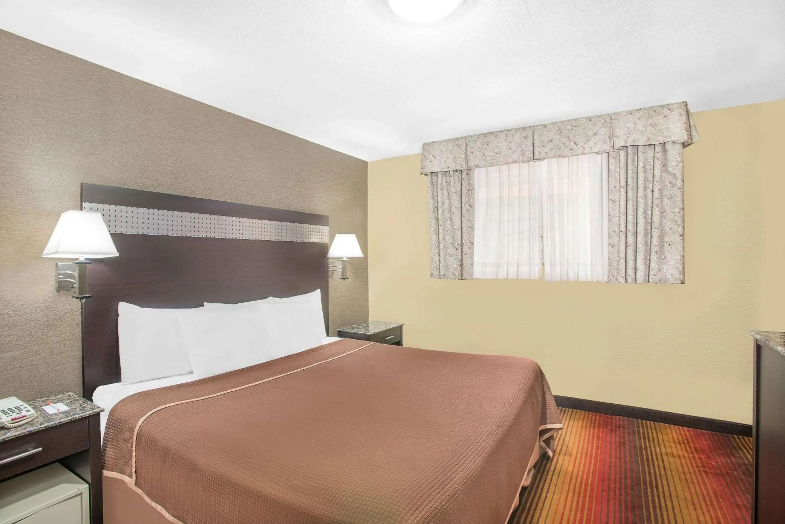 Photo of the whole room, Bed in Howard Johnson by Wyndham North Bergen