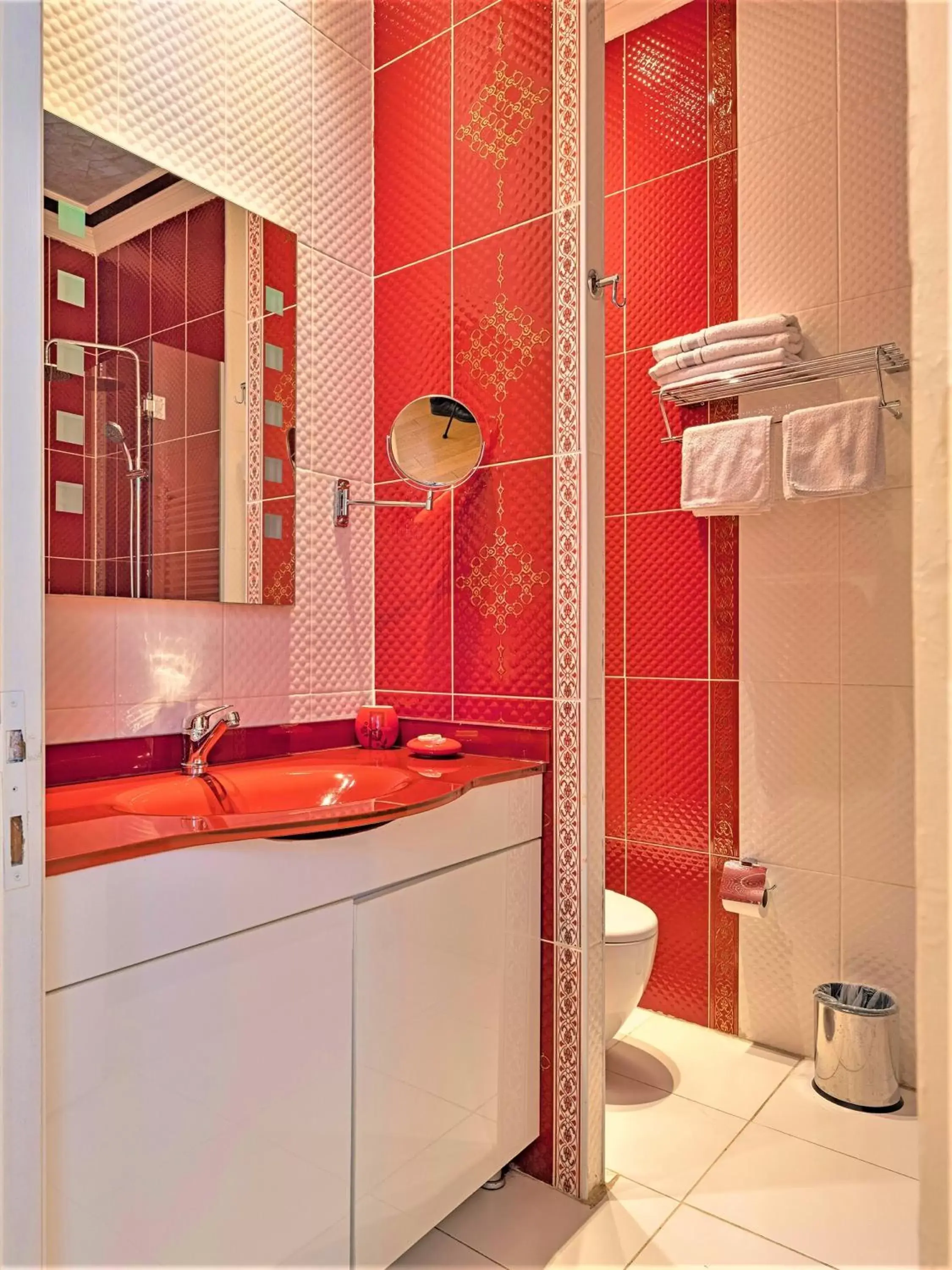Shower, Bathroom in Ragip Pasha Apartments