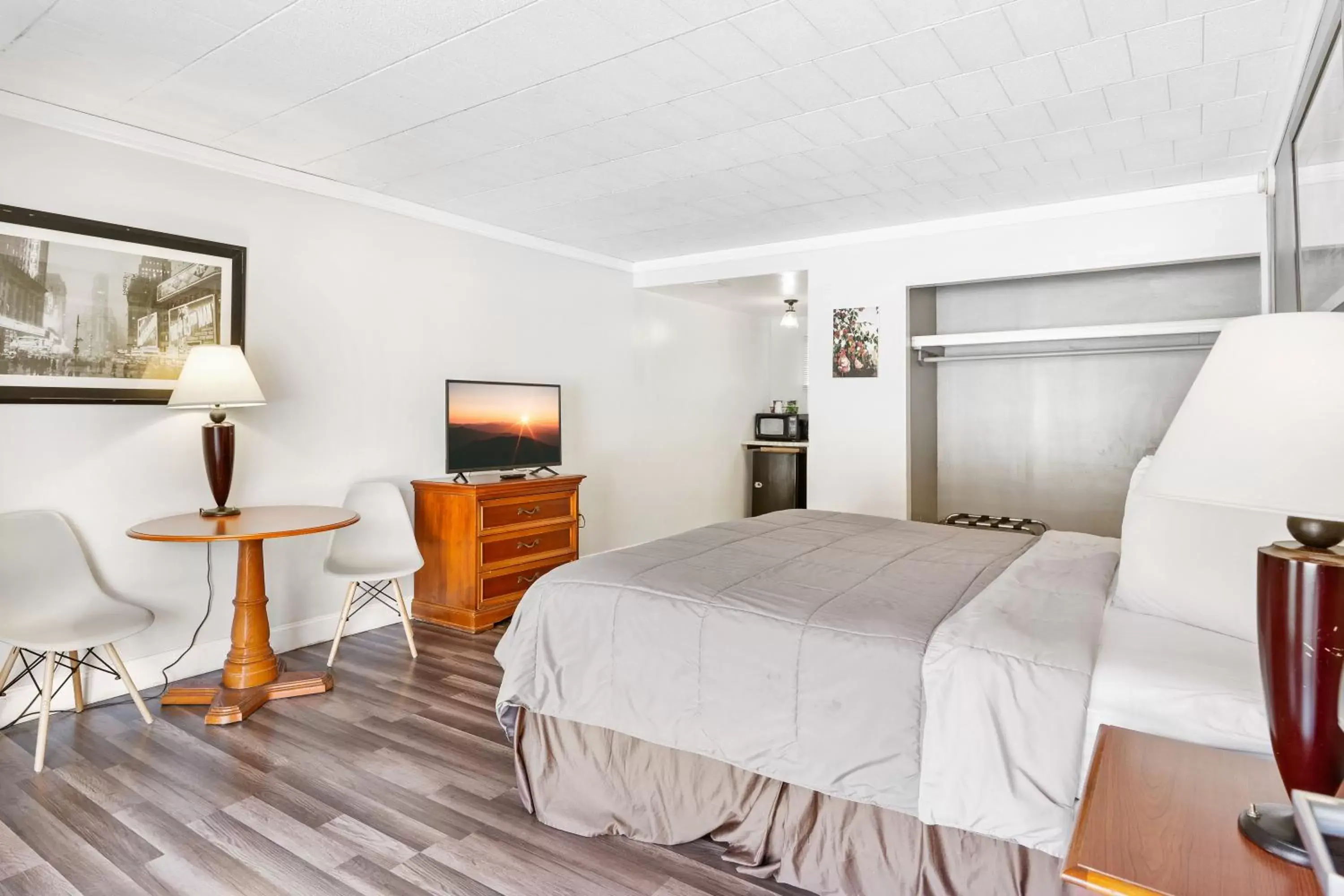 TV and multimedia, Bed in FairBridge Inn and Suites West Point TV and multimedia, Bed in FairBridge Inn and Suites West Point