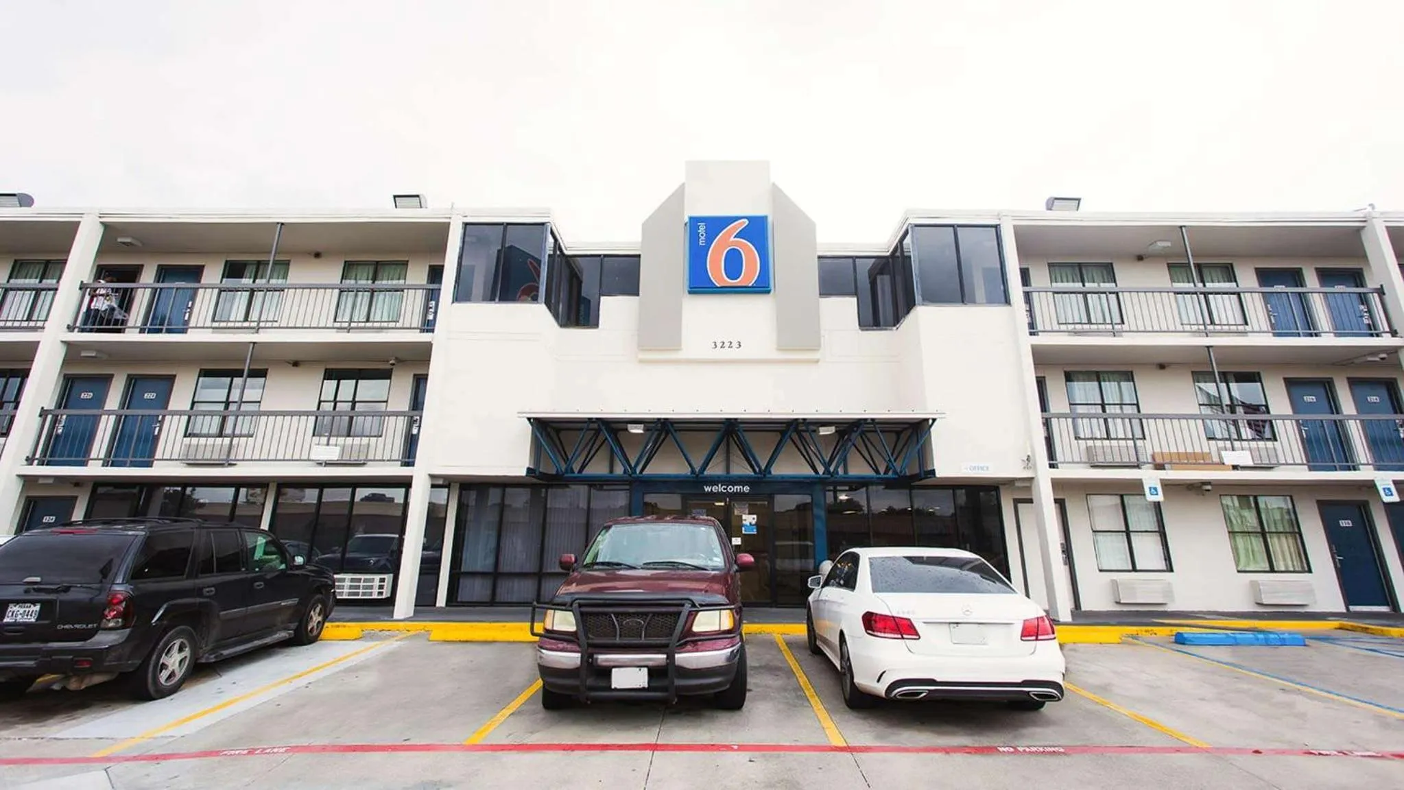 Property building in Motel 6 Houston, TX - Medical Center - NRG Stadium