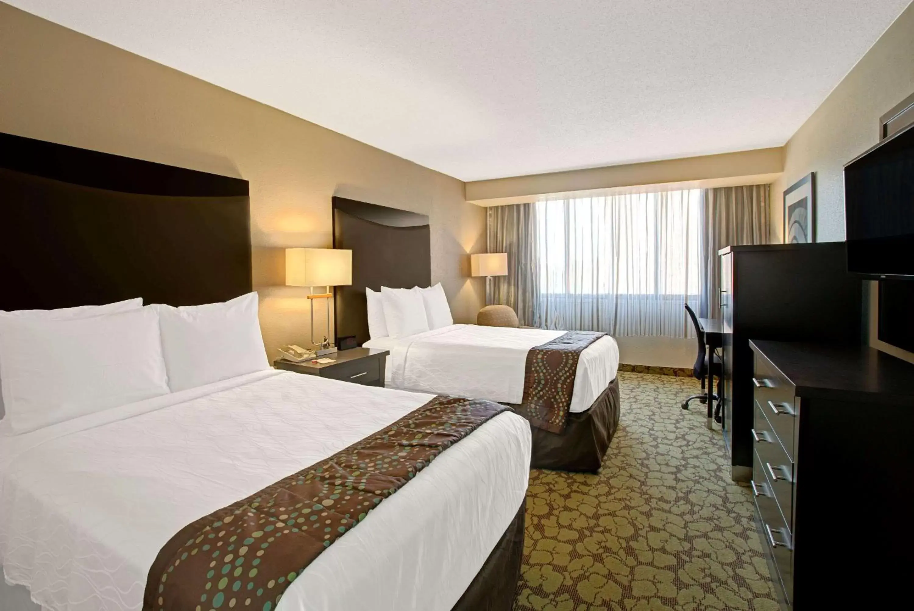 Photo of the whole room, Bed in Ramada Plaza by Wyndham Charlotte South End Airport