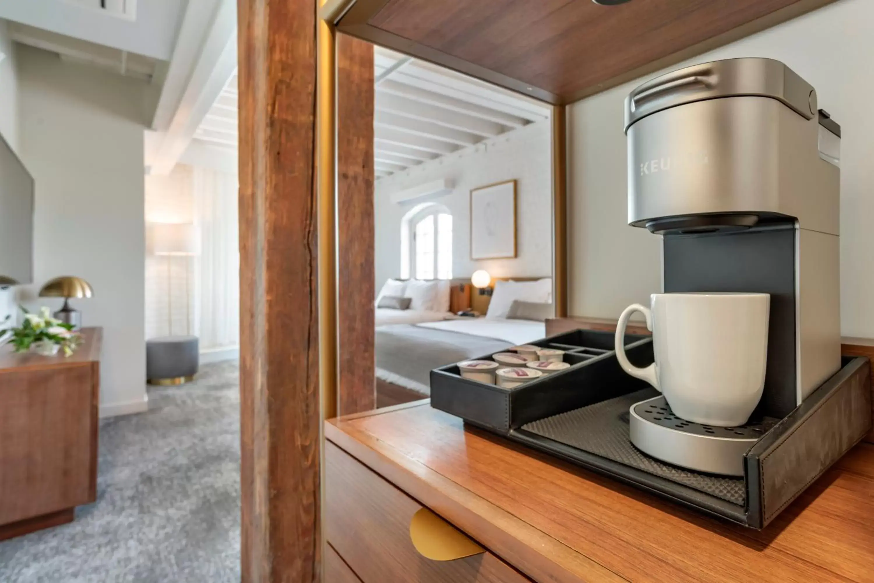 Coffee/tea facilities, Kitchen/Kitchenette in One11 Hotel