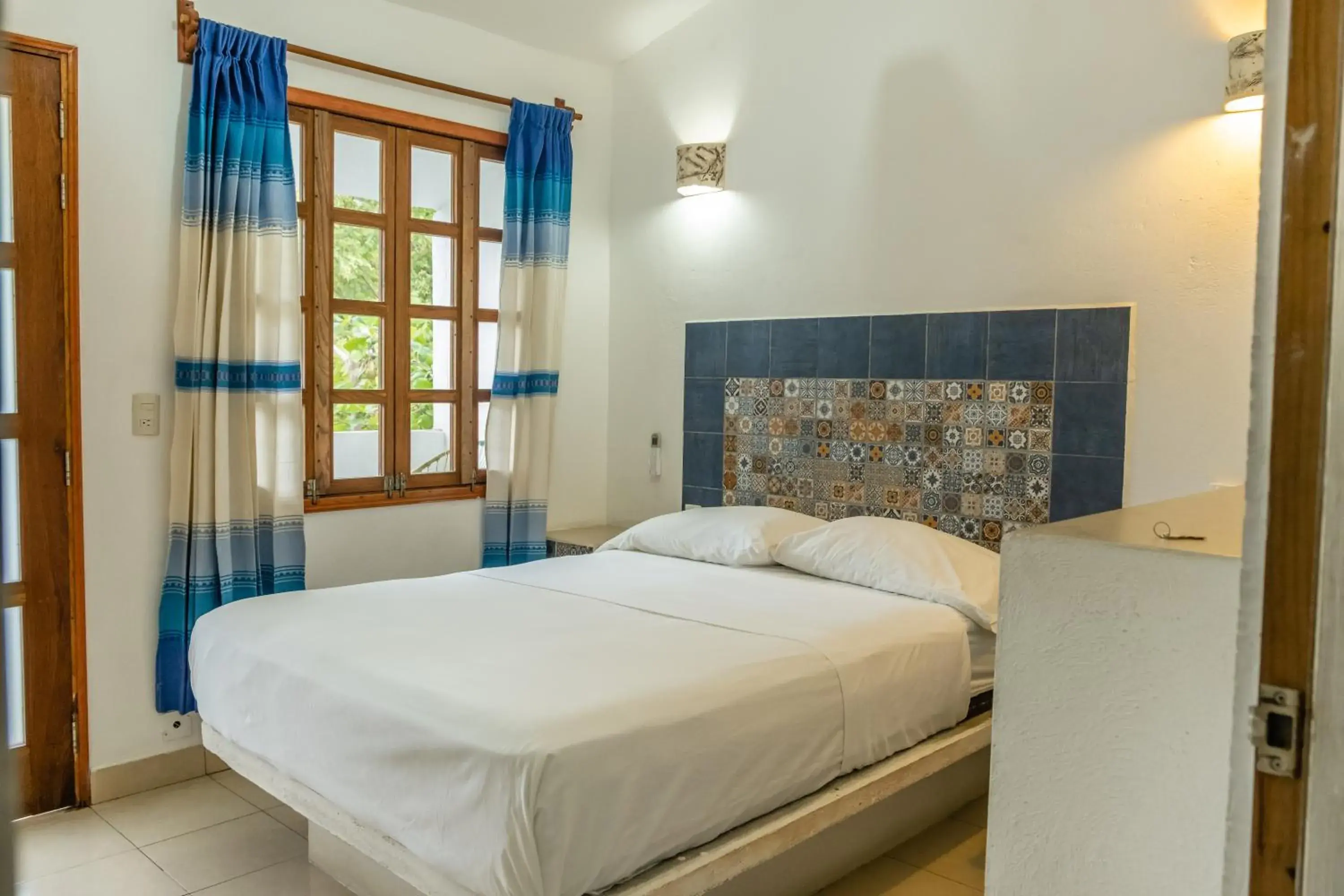 Deluxe Double Room with Balcony in Casa Mazunte Tierra Viva