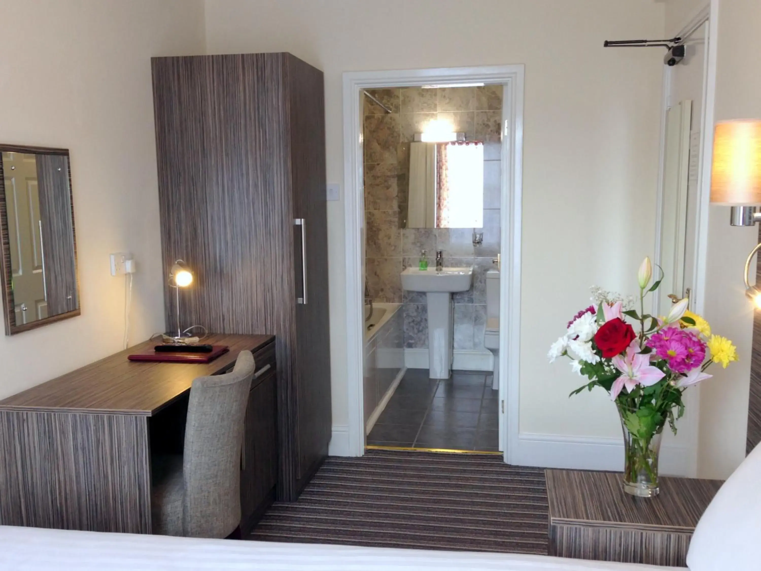 Bedroom, Bathroom in Ely House Hotel